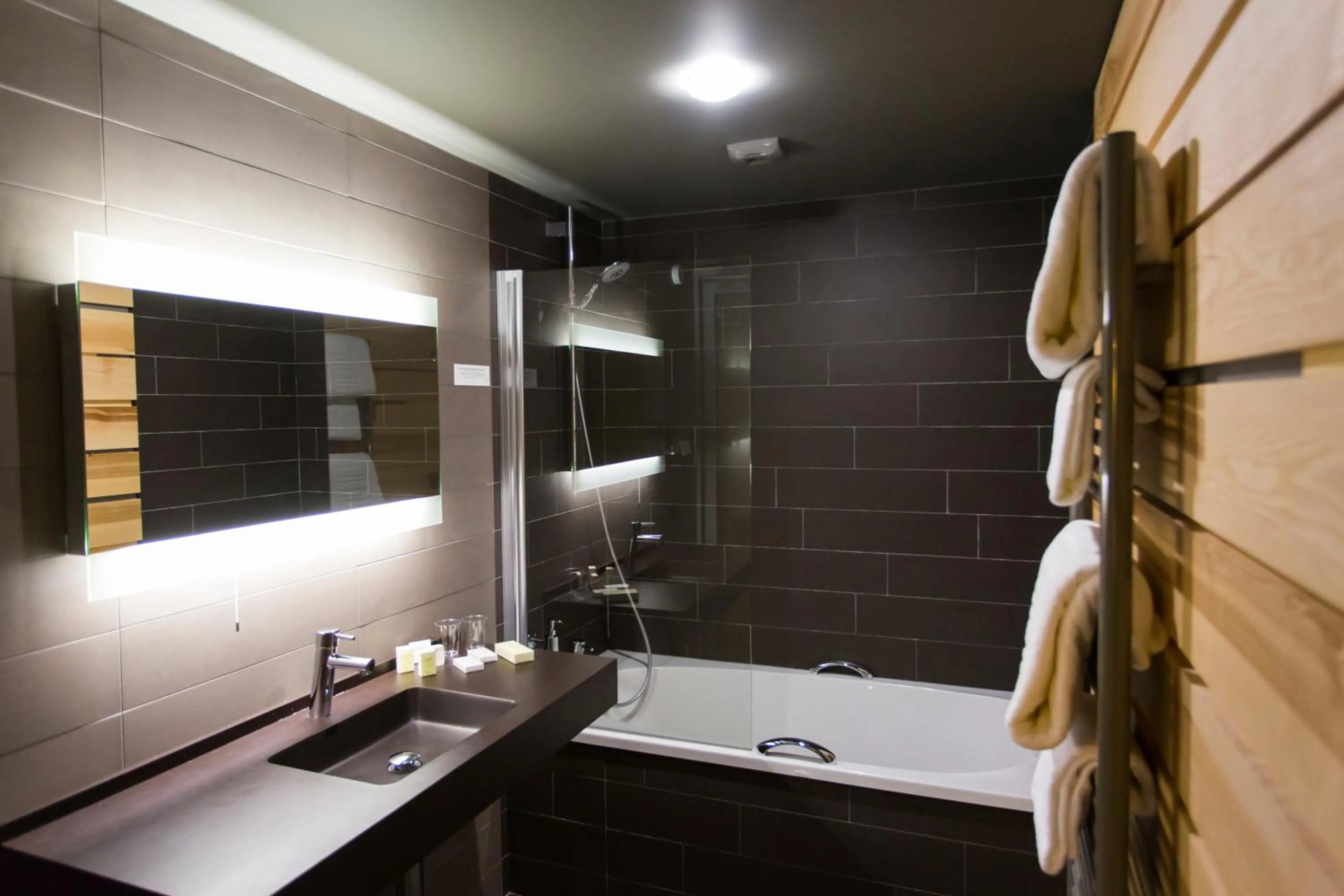 Bathroom in Logis Hôtel du Morvan - Restaurant la Table de Jérôme
