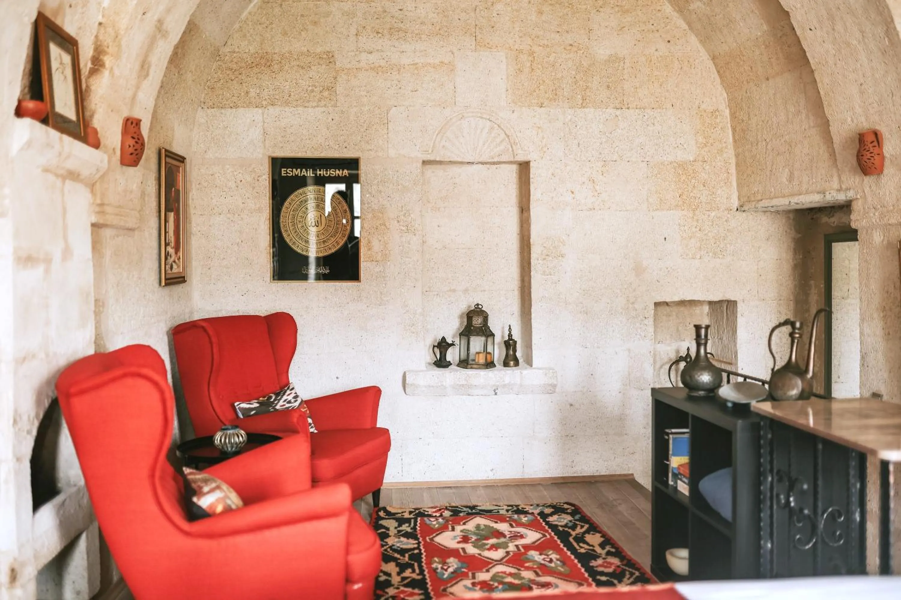 Living room in Elaa Cave Hotel