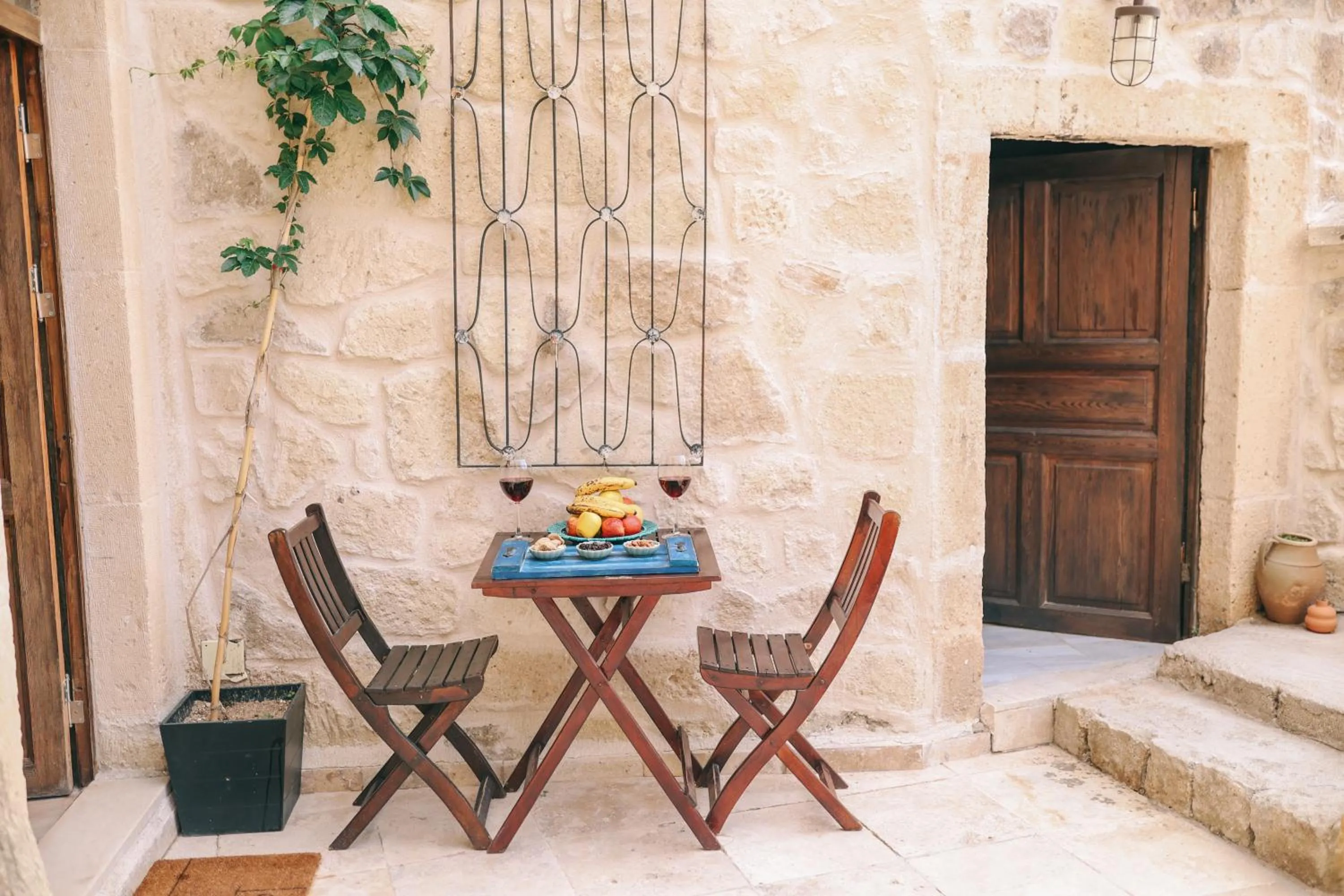 Patio in Elaa Cave Hotel