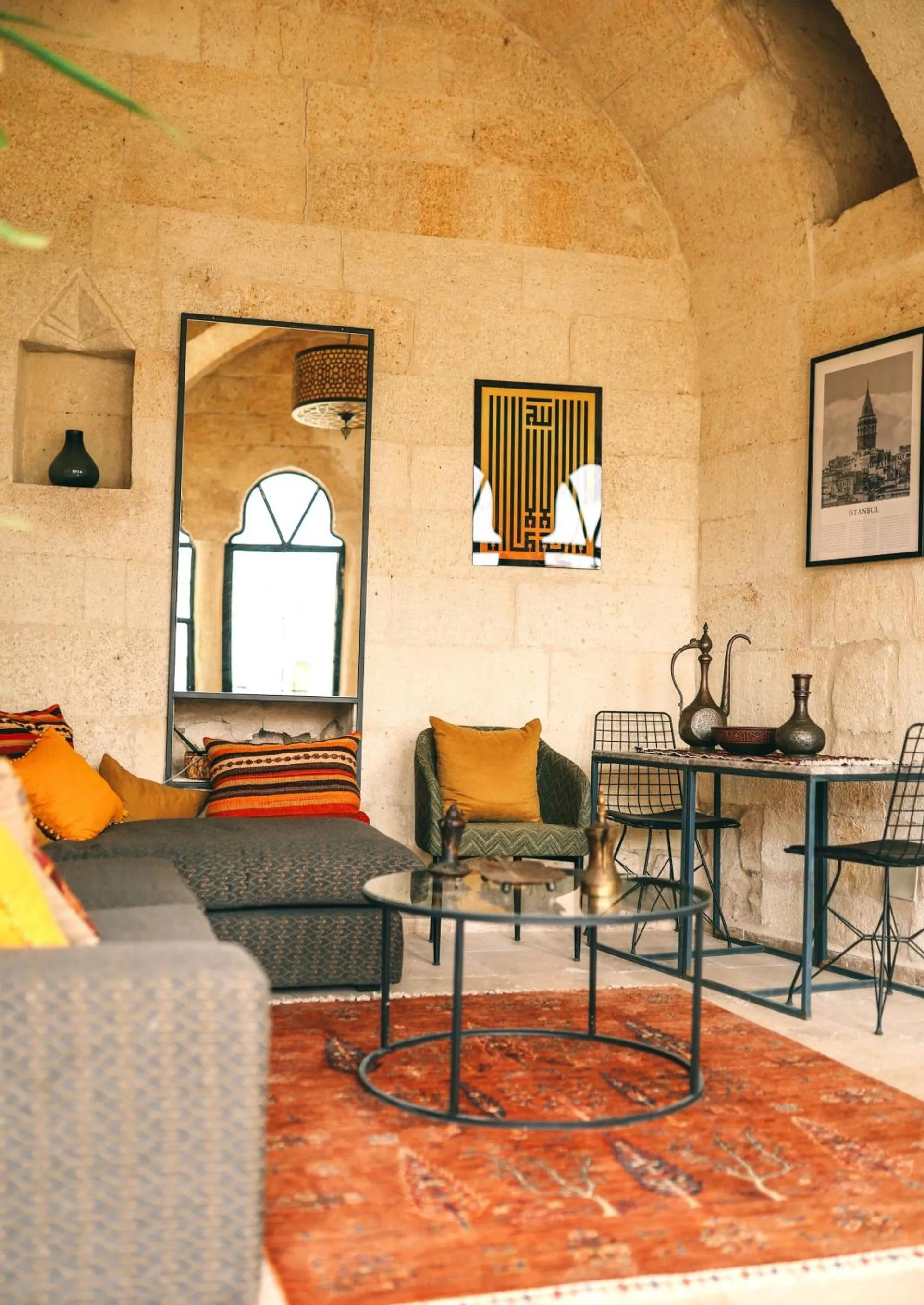 Living room in Elaa Cave Hotel