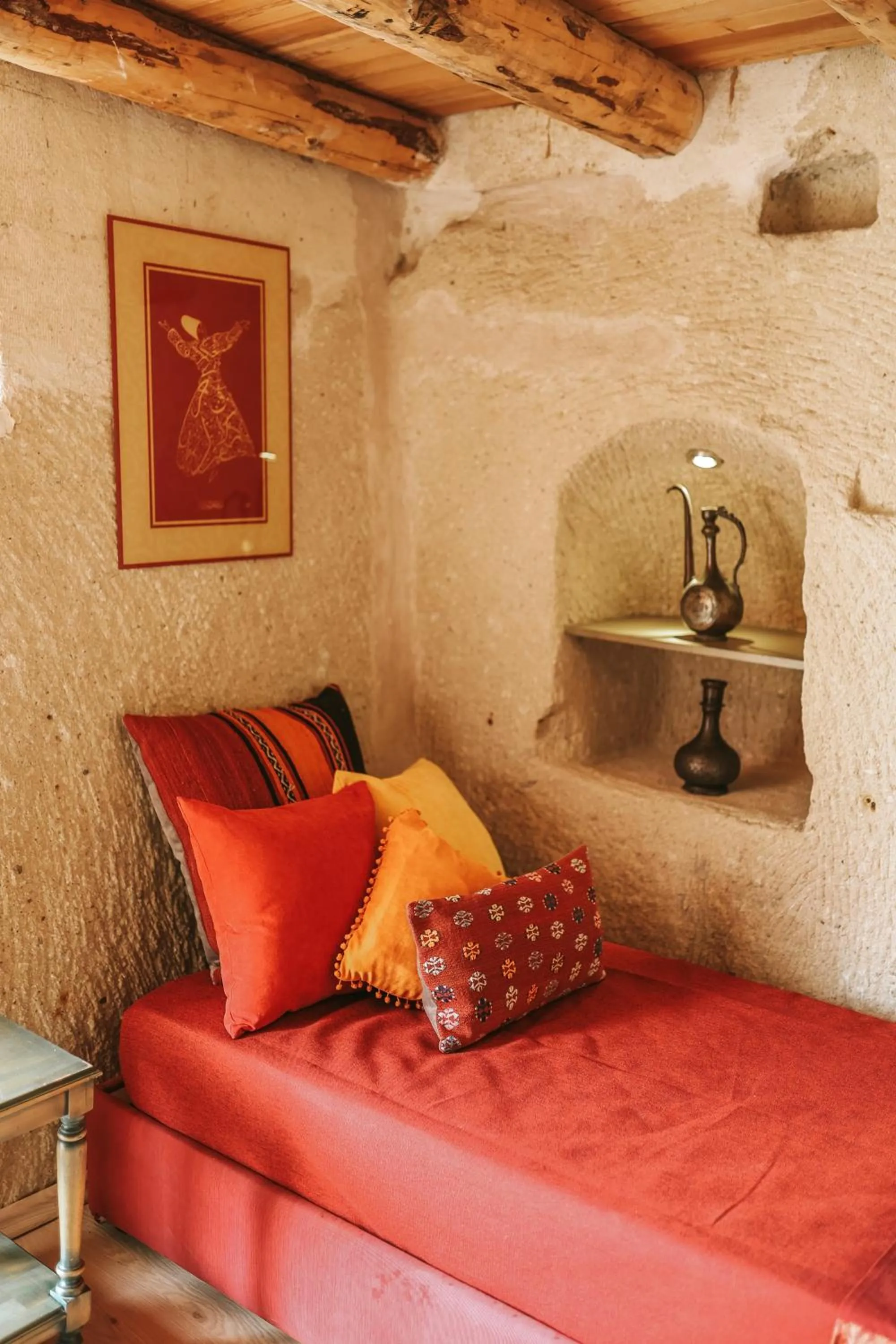Seating area, Bed in Elaa Cave Hotel