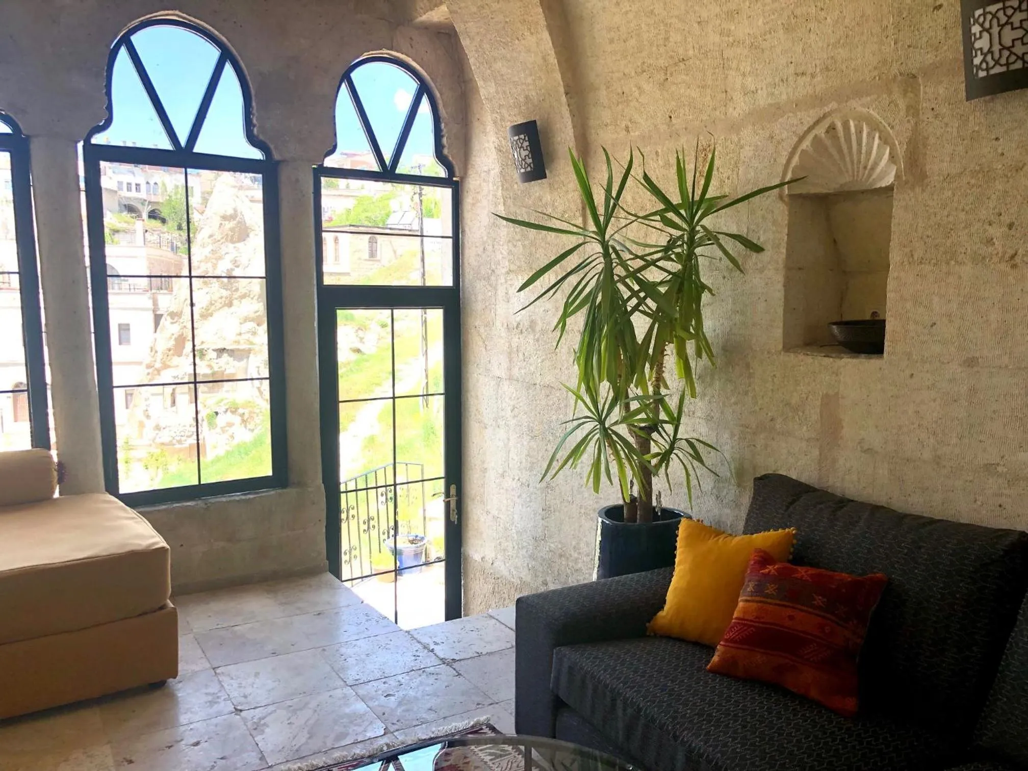 Living room in Elaa Cave Hotel