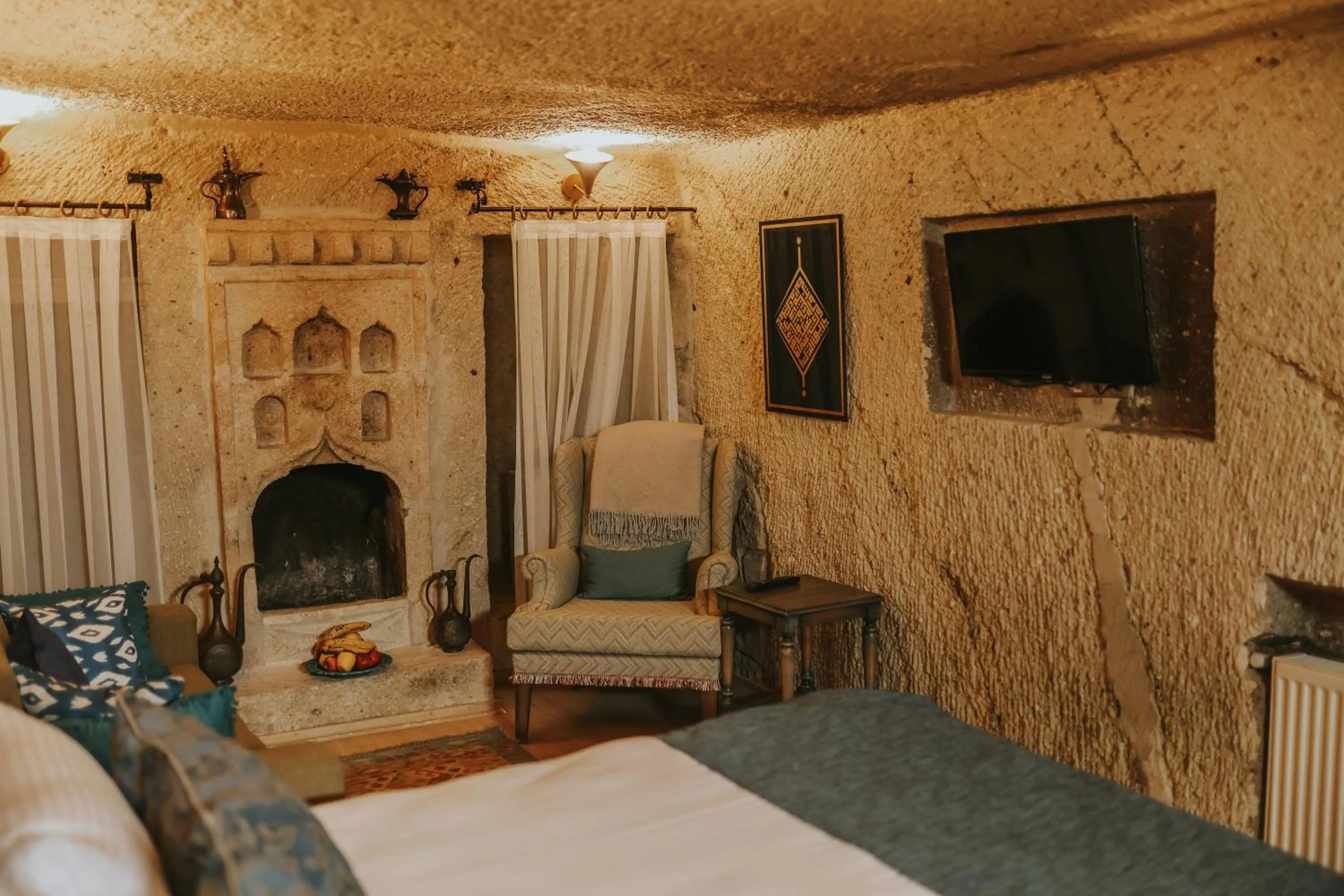 TV and multimedia, Bed in Elaa Cave Hotel