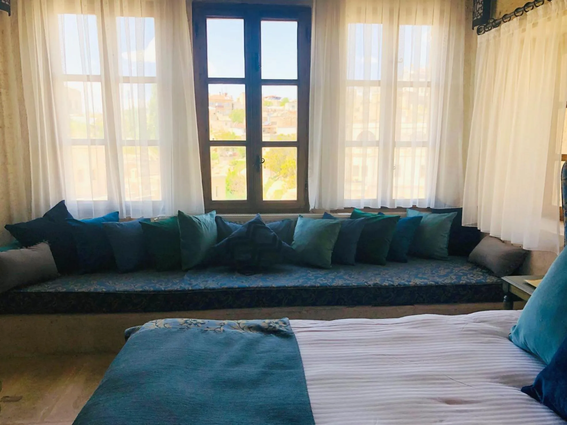 Seating area, Bed in Elaa Cave Hotel