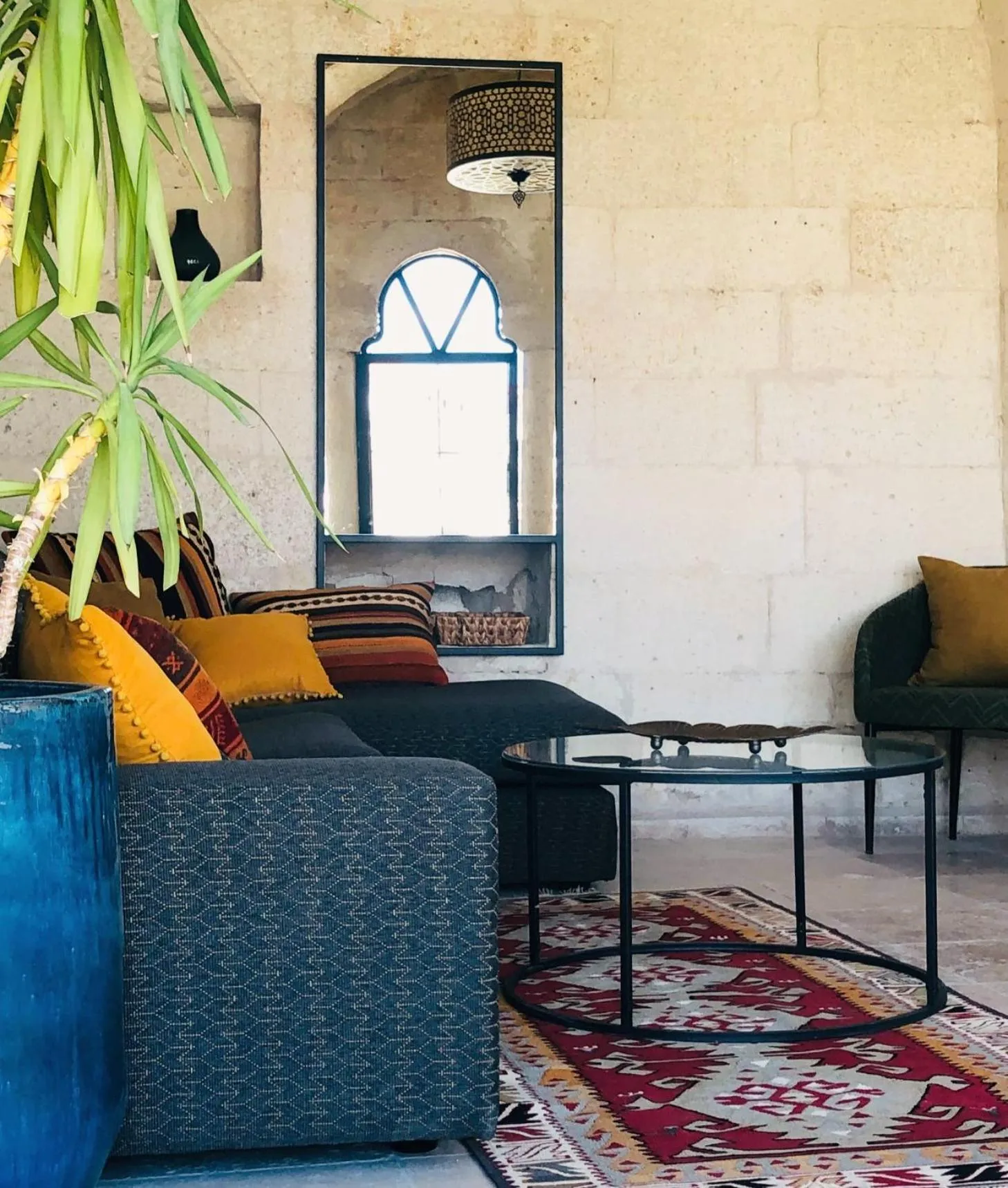 Living room in Elaa Cave Hotel