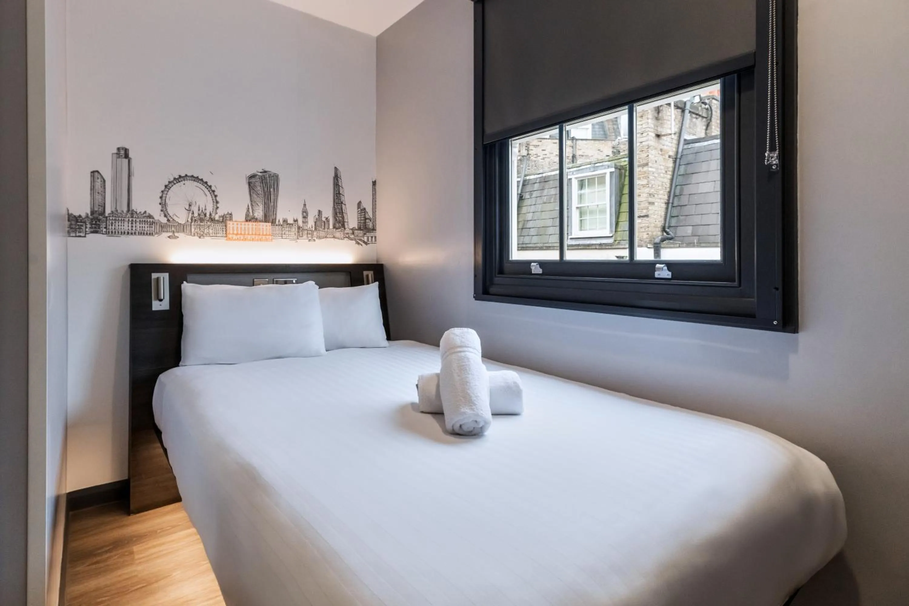 Bedroom, Bed in easyHotel Victoria