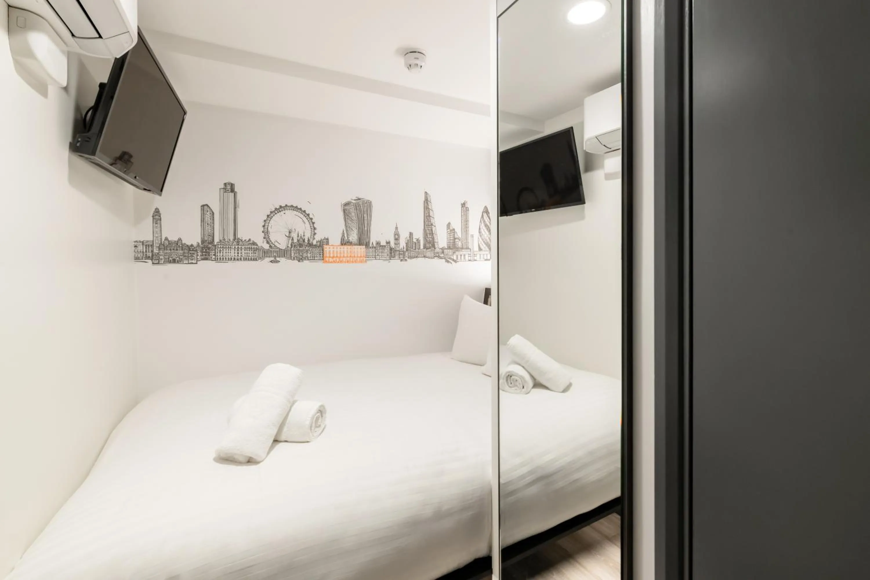 Bedroom, Bed in easyHotel Victoria