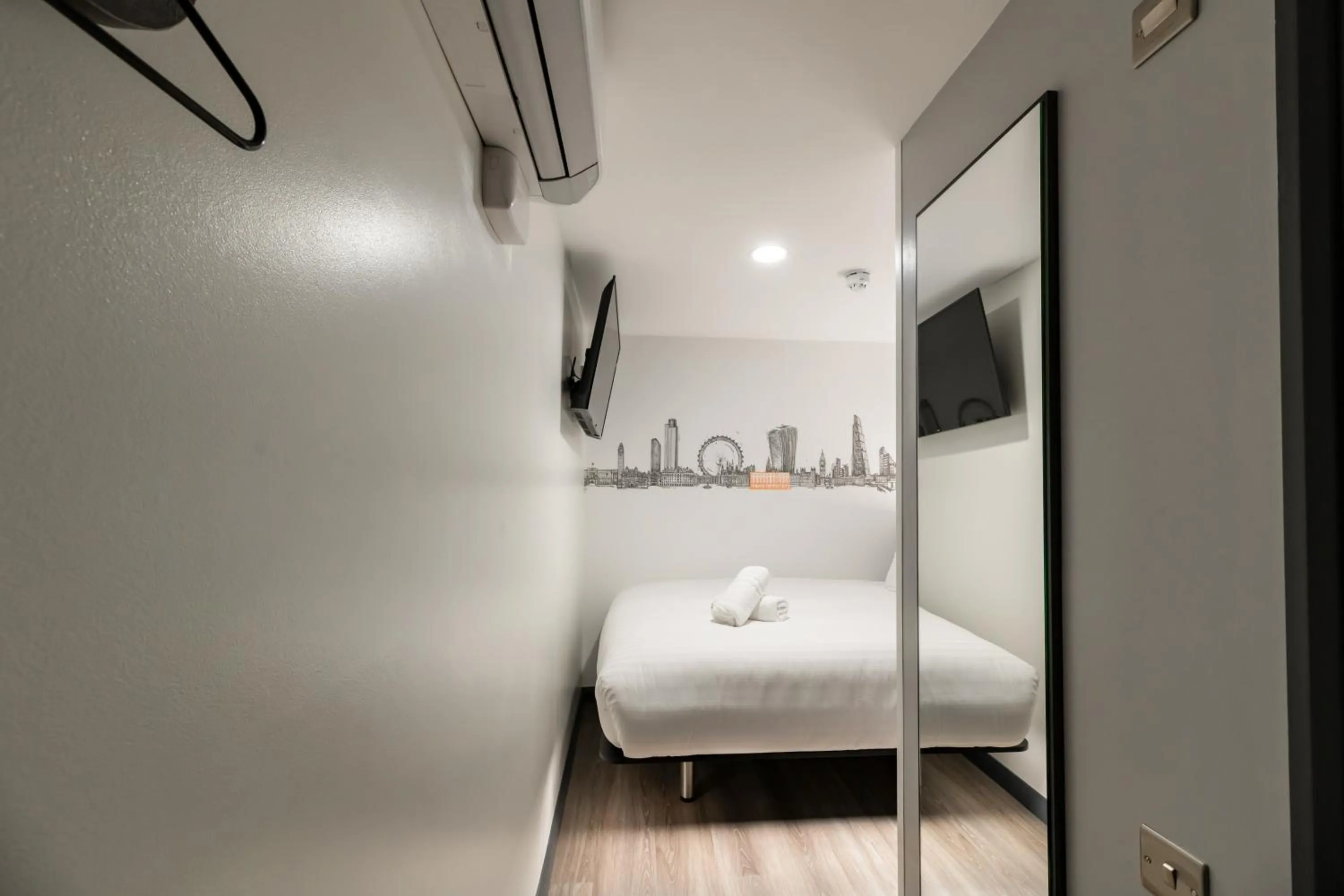 Bedroom, Bed in easyHotel Victoria