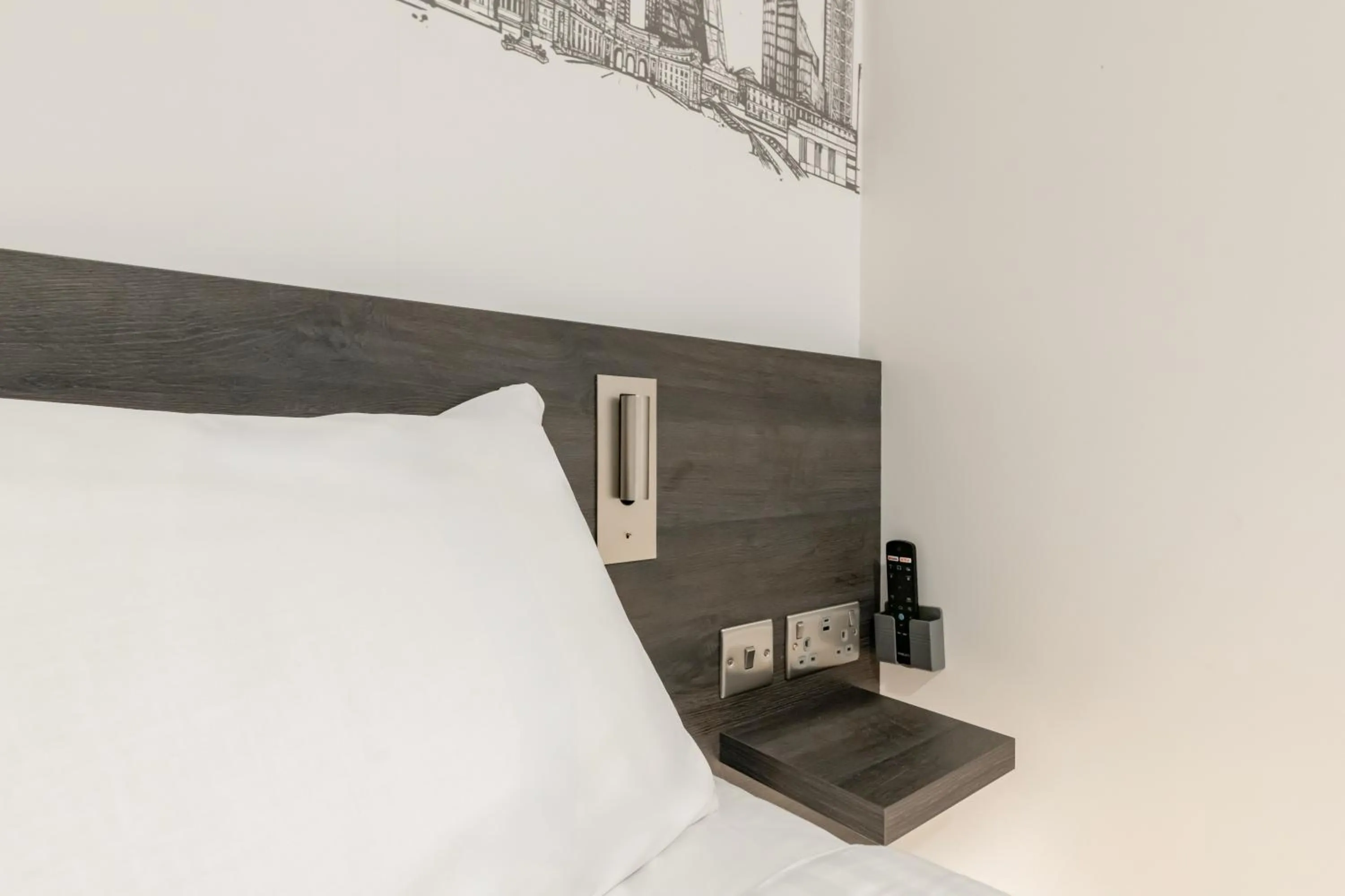 Bedroom, Bed in easyHotel Victoria