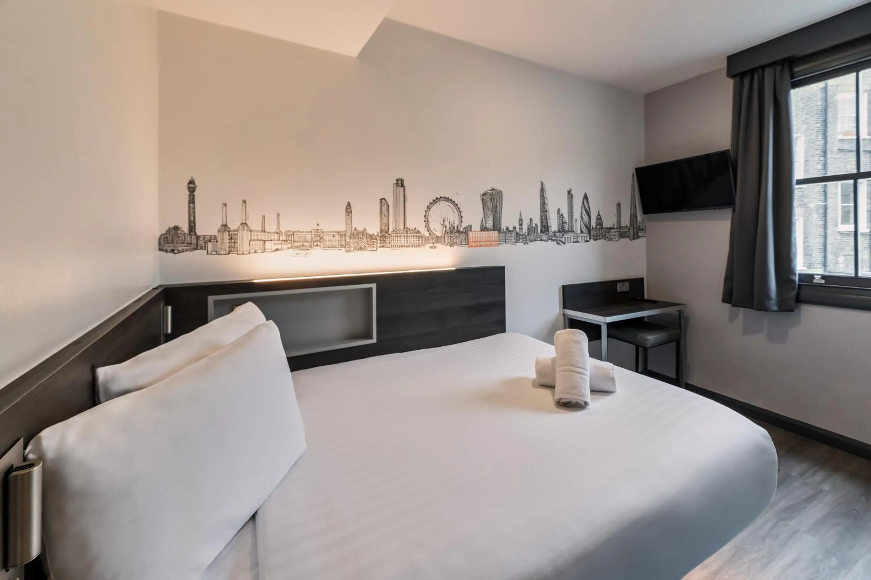 Bedroom, Bed in easyHotel Victoria