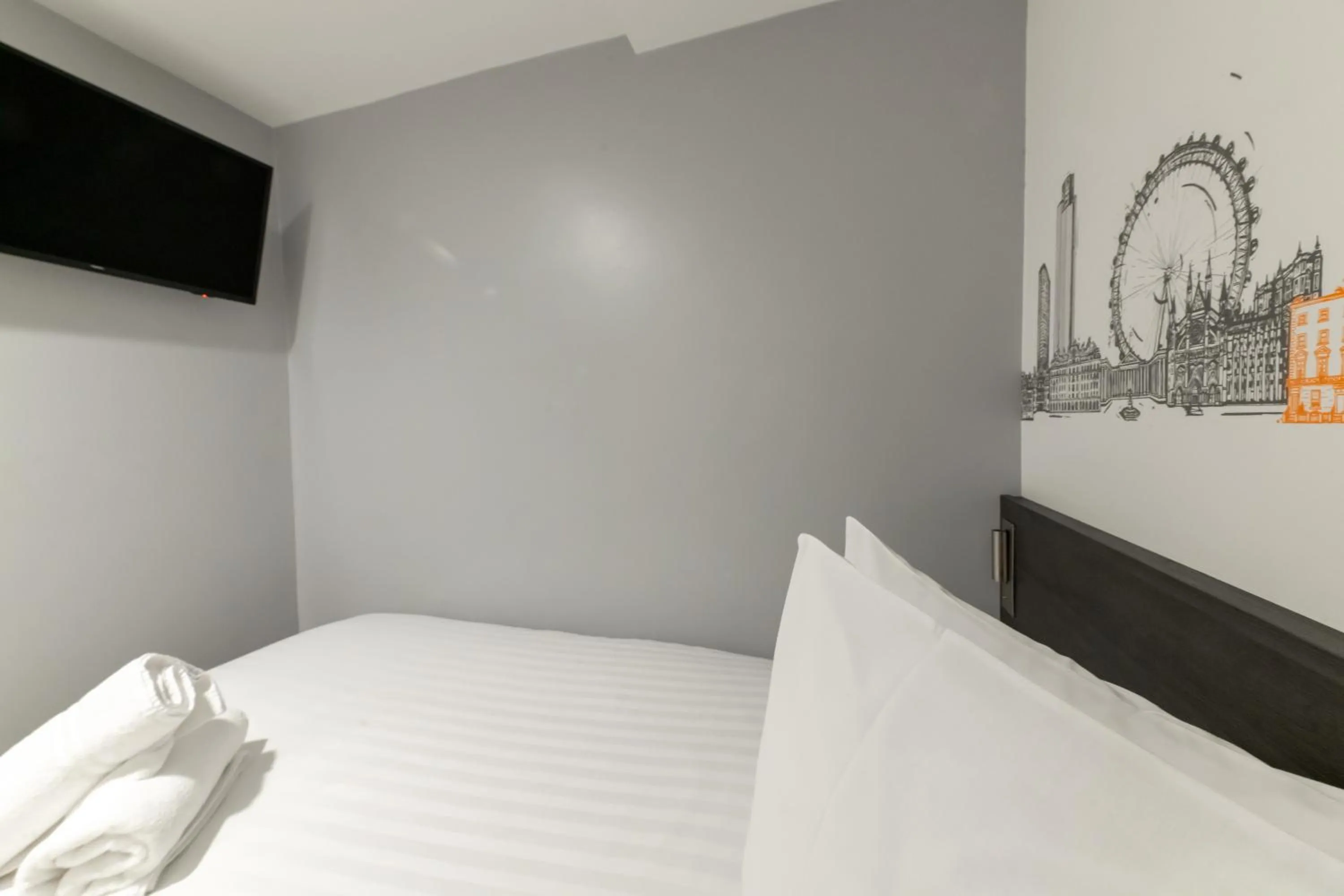 Bed in easyHotel Victoria