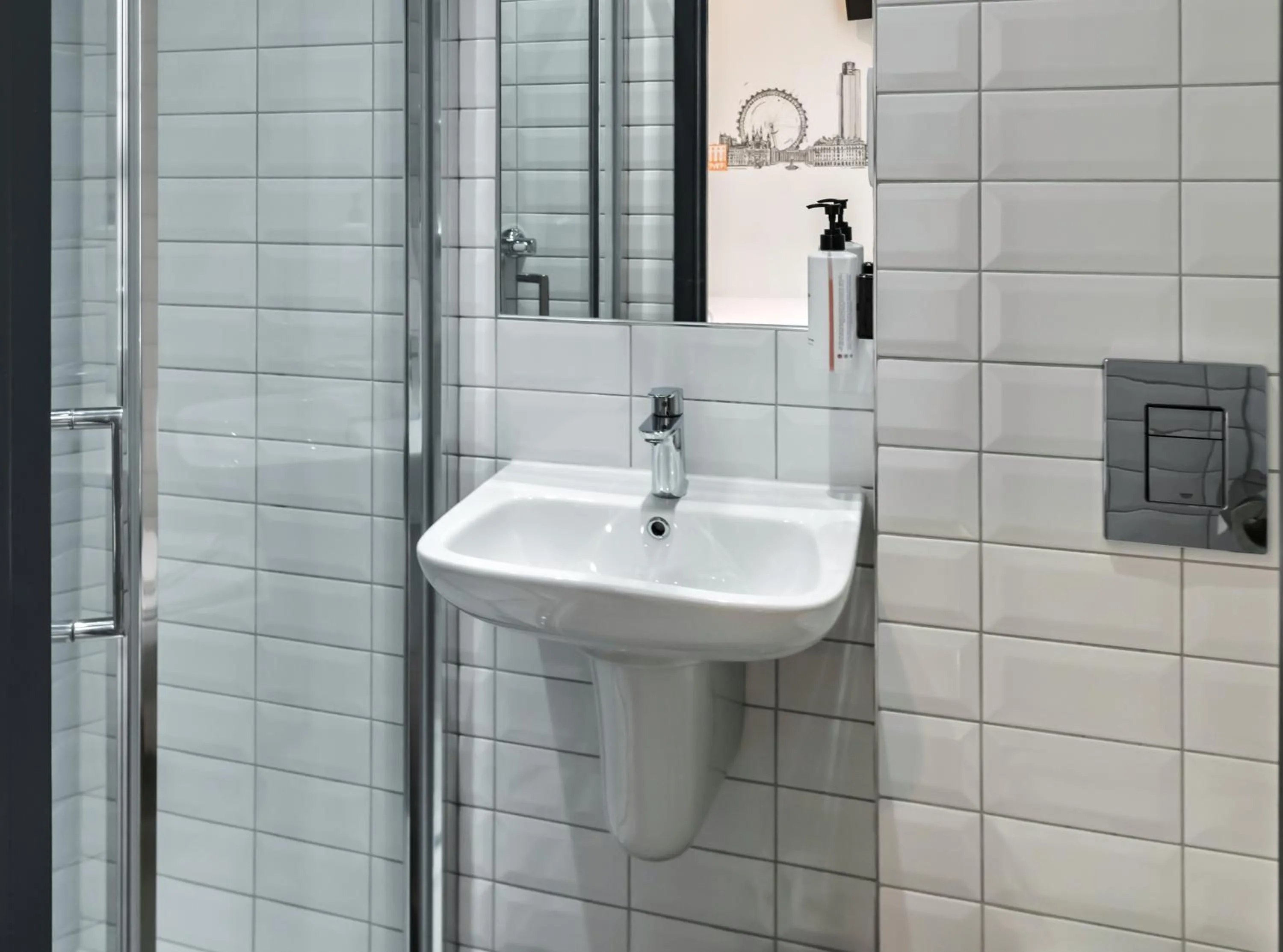 Shower in easyHotel Victoria