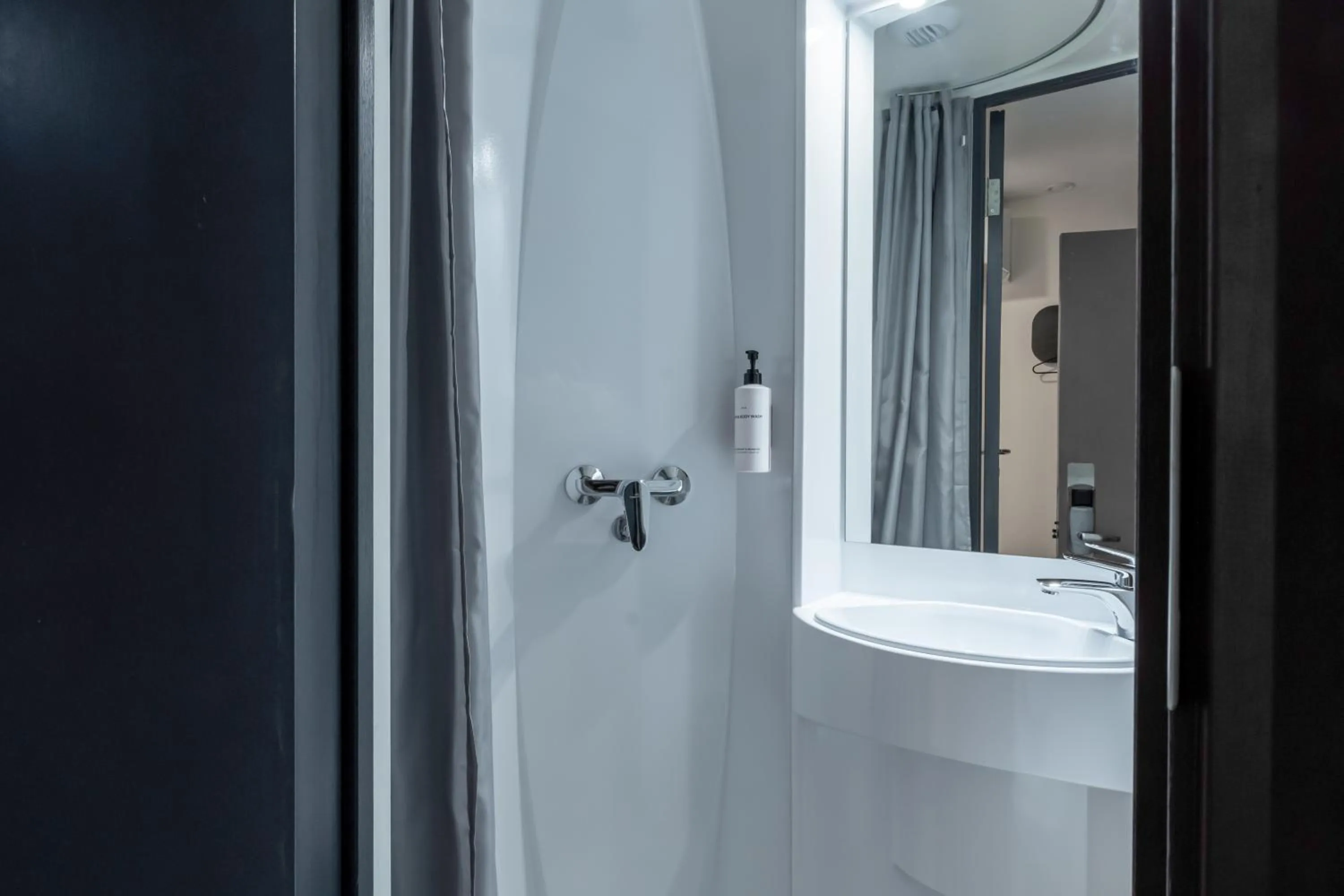 Shower in easyHotel Victoria