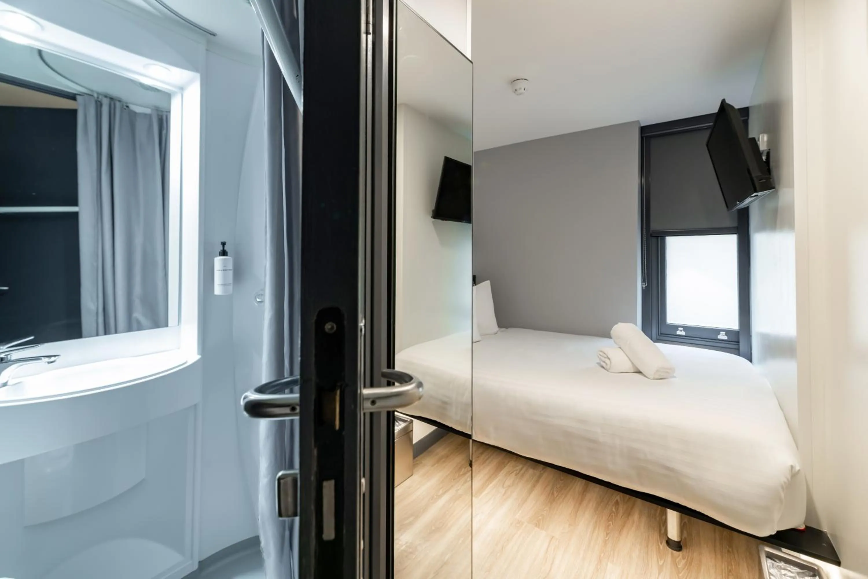 Bathroom, Bed in easyHotel Victoria