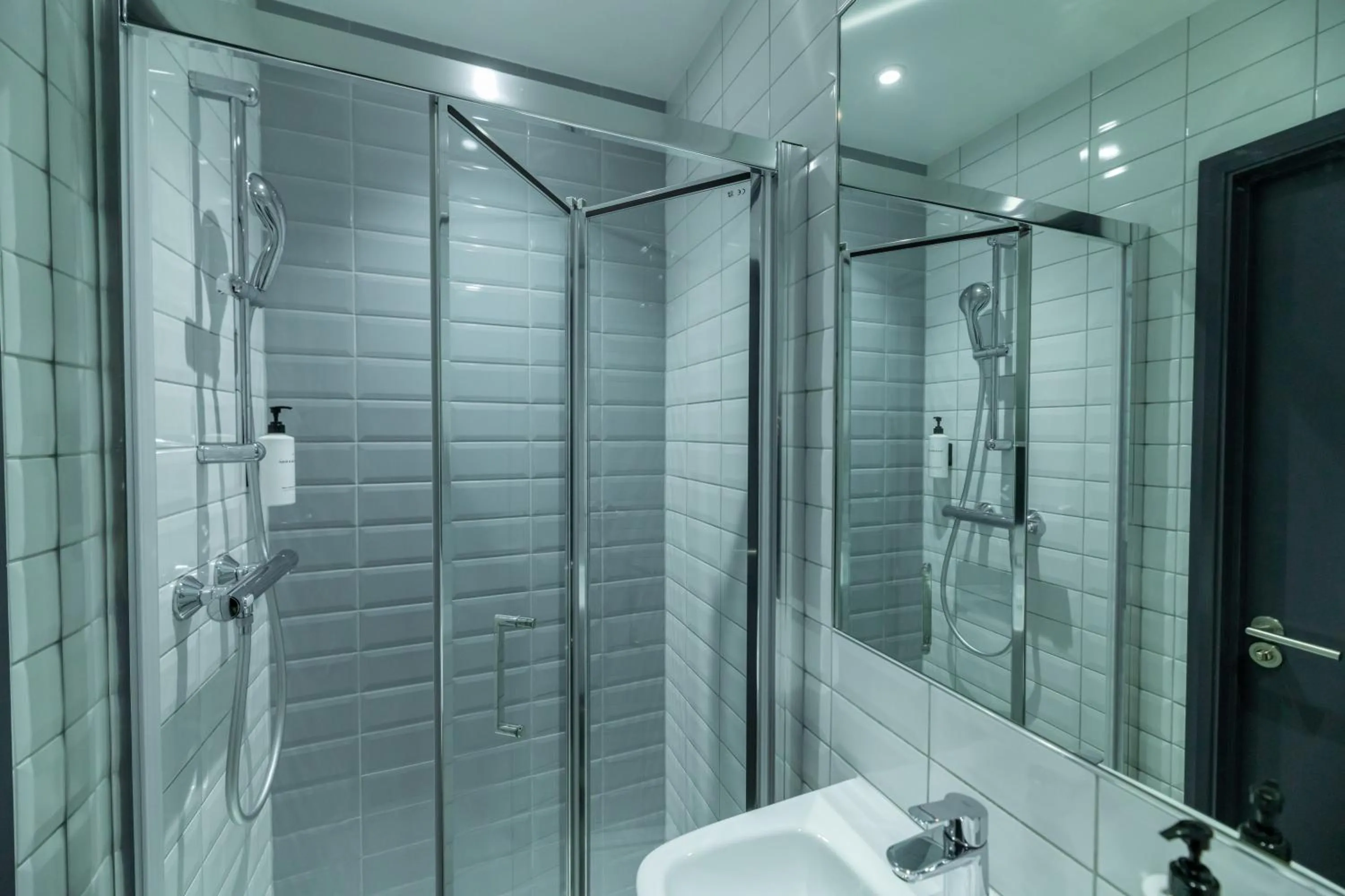 Shower in easyHotel Victoria