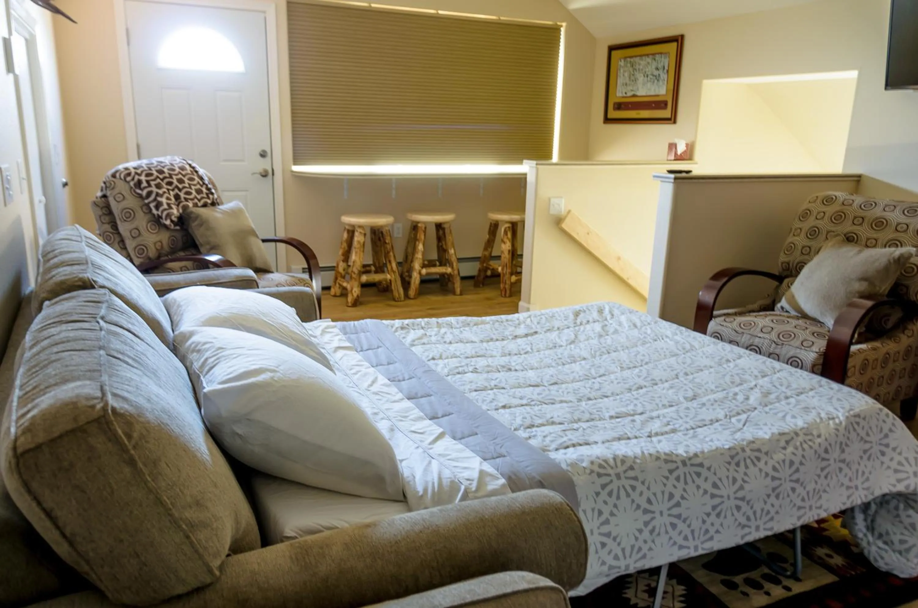 Living room, Bed in Eagle's Eye Vacation Rentals