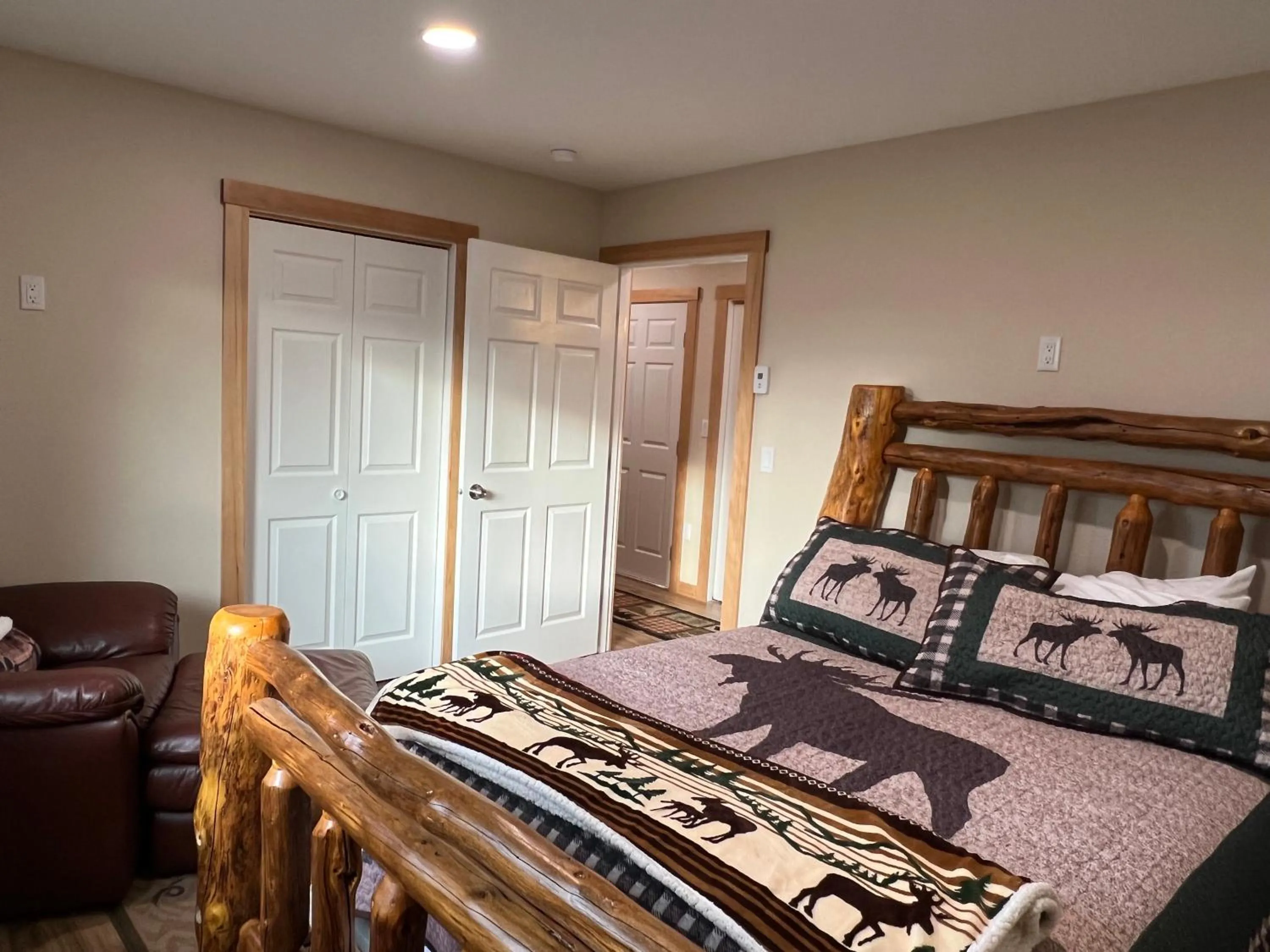 Seating area, Bed in Eagle's Eye Vacation Rentals