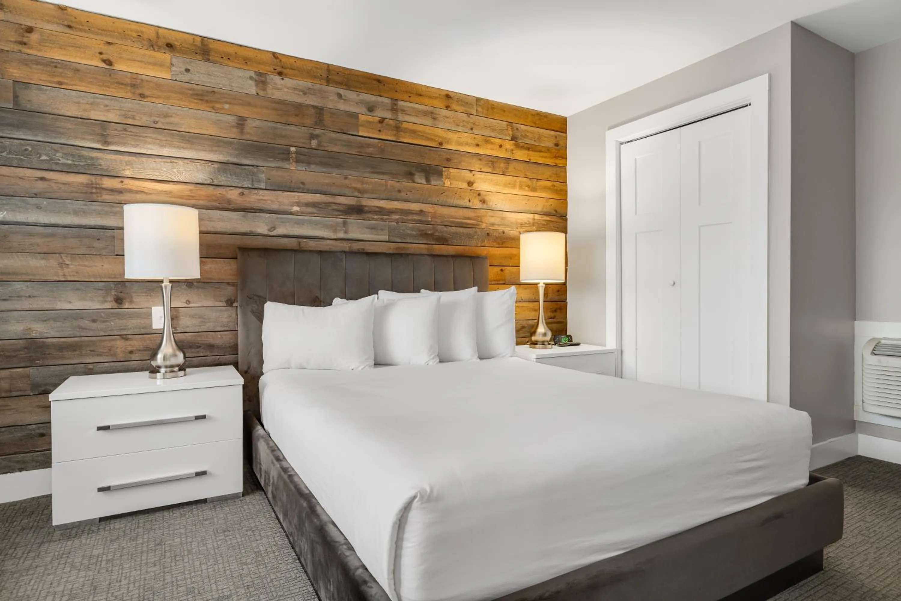 Bed in Lake Placid Inn: Residences