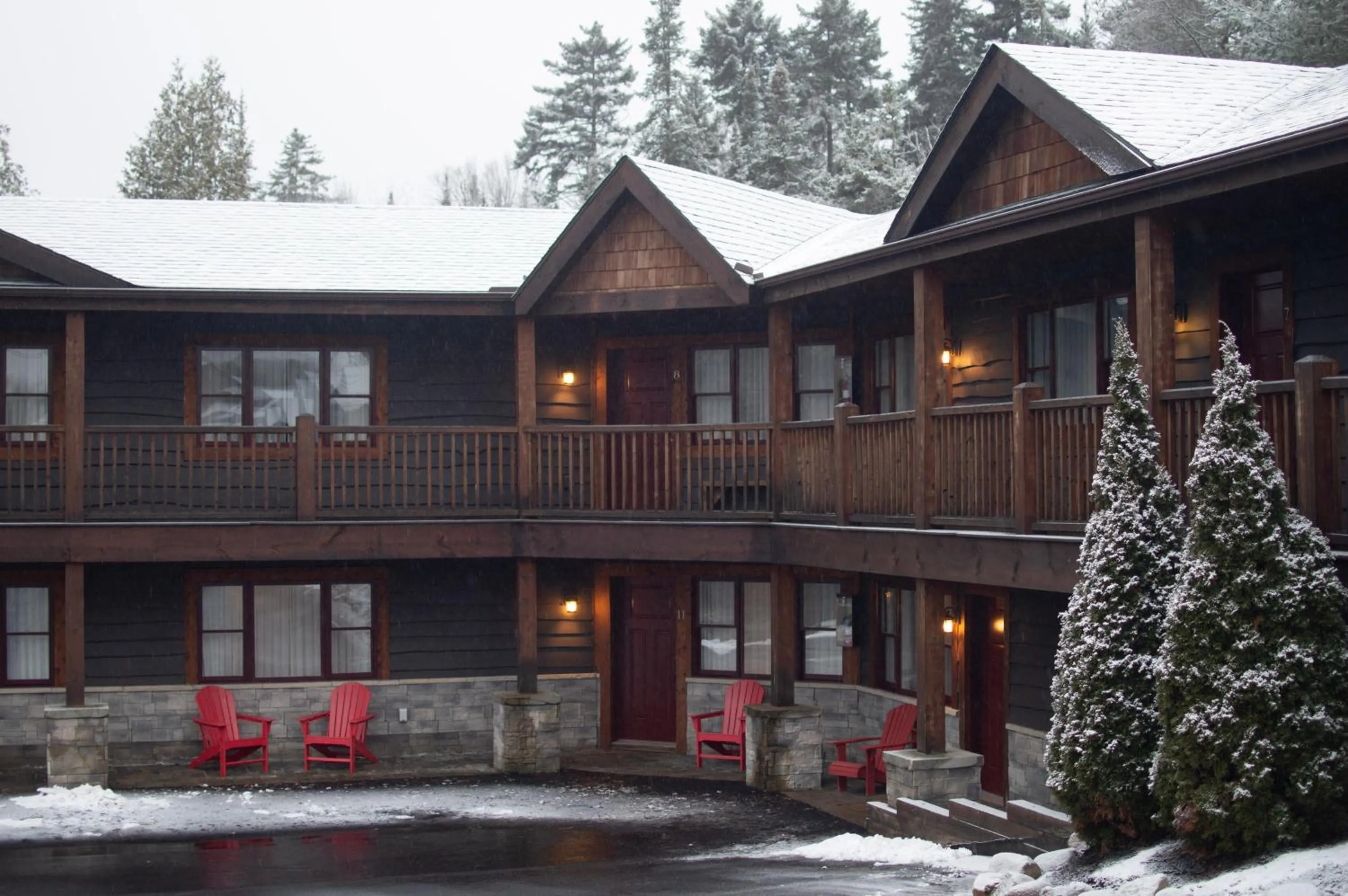 Property building in Lake Placid Inn: Residences