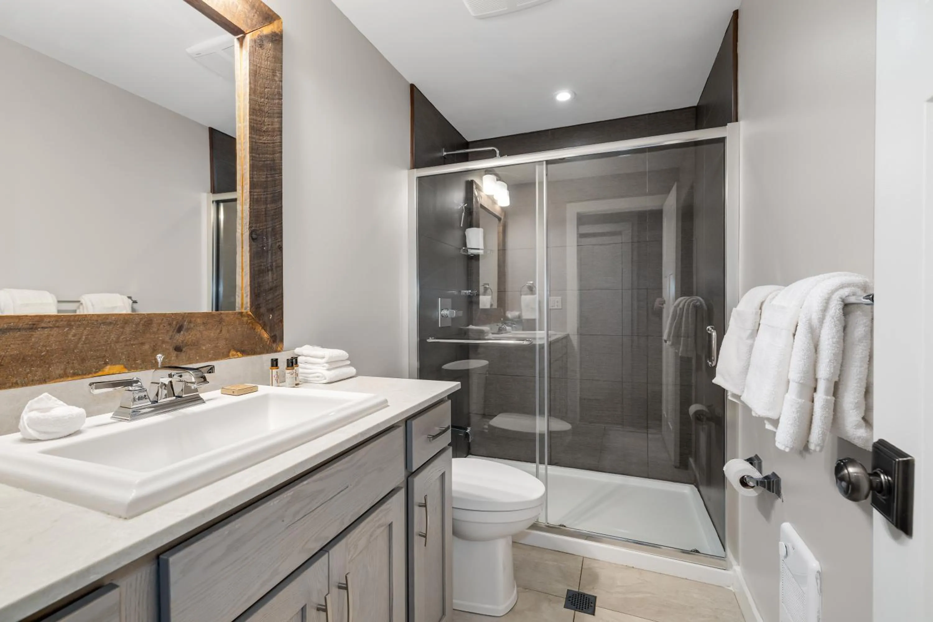Bathroom in Lake Placid Inn: Residences