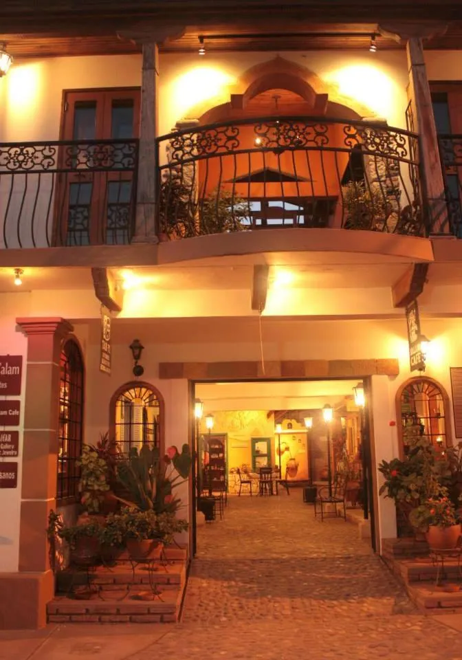 Facade/entrance in Hotel Plaza Yat Balam