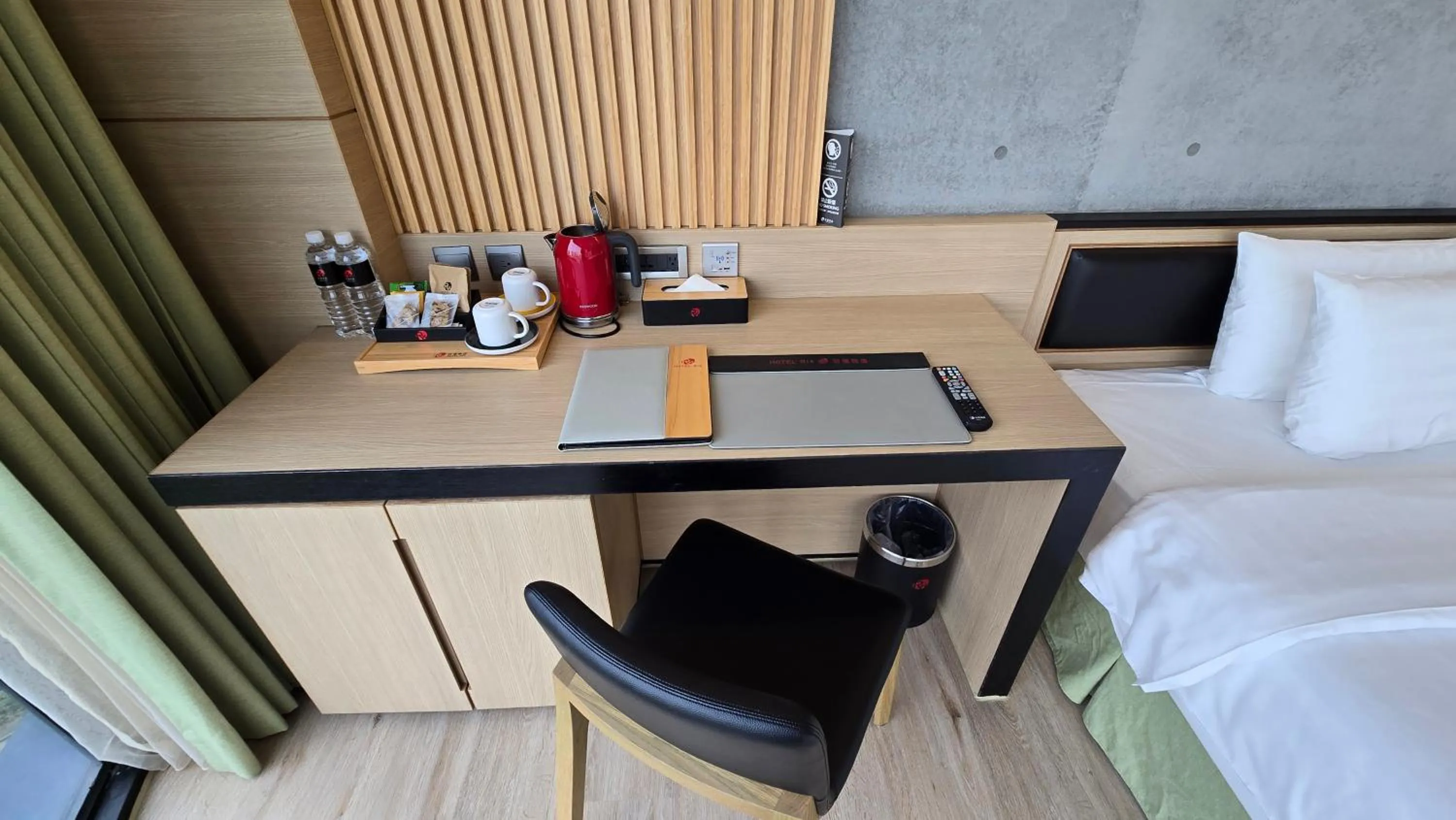 Photo of the whole room, Bed in Hotel R14