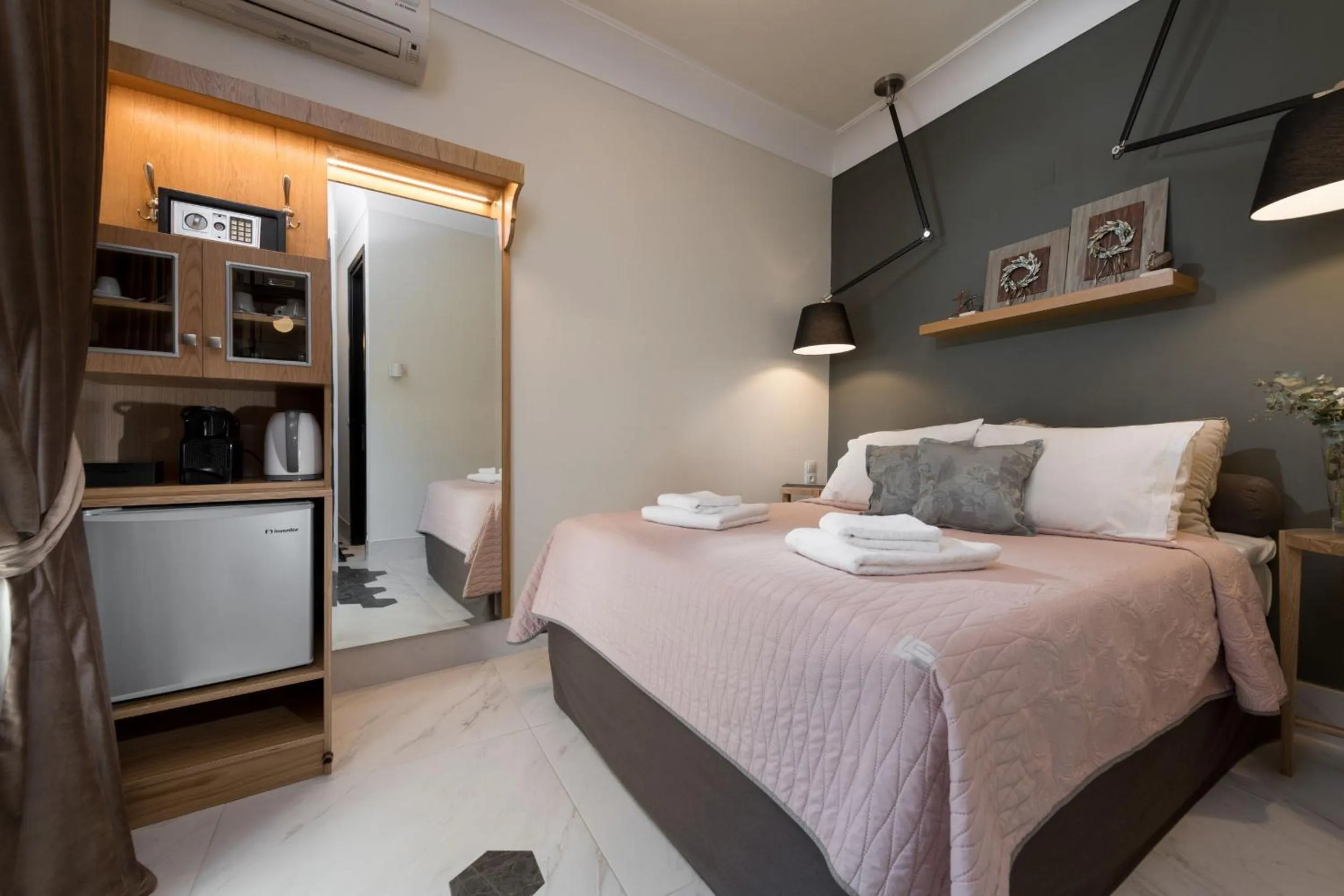 Photo of the whole room, Bed in Tsikeli Boutique Hotel Meteora - Adults Friendly