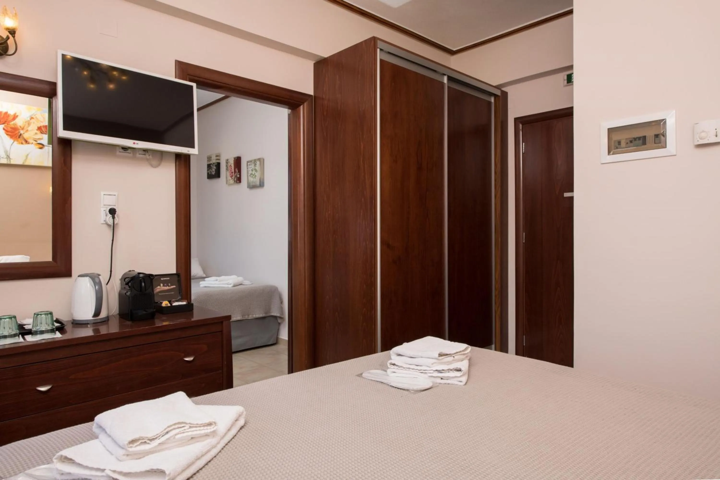 Coffee/tea facilities, Bed in Tsikeli Boutique Hotel Meteora - Adults Friendly