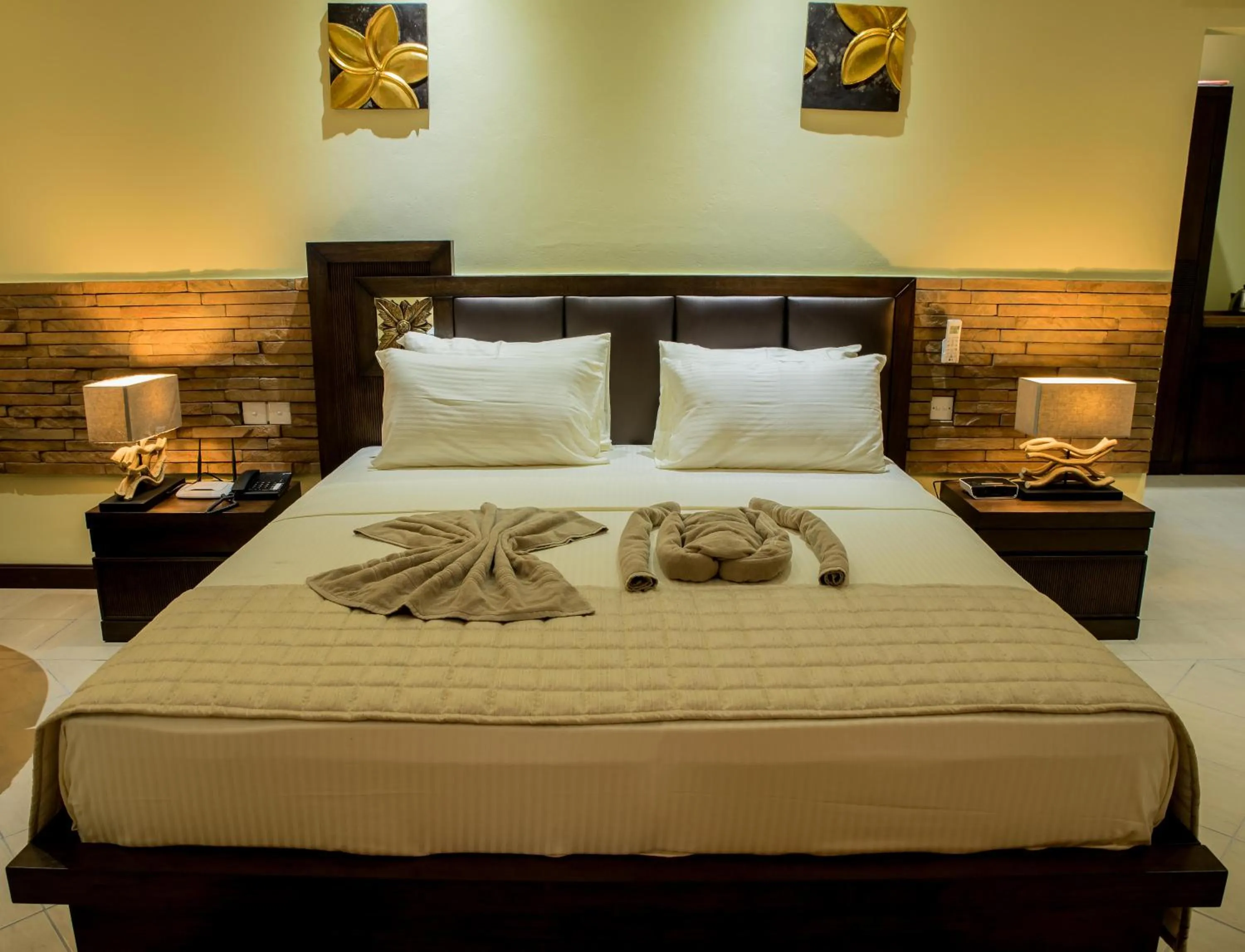 Bed in Oasis Hotel Restaurant & Spa