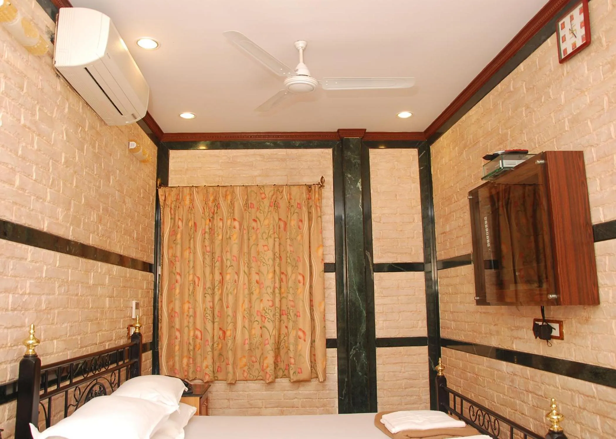 Bedroom, Bed in Hotel Hira