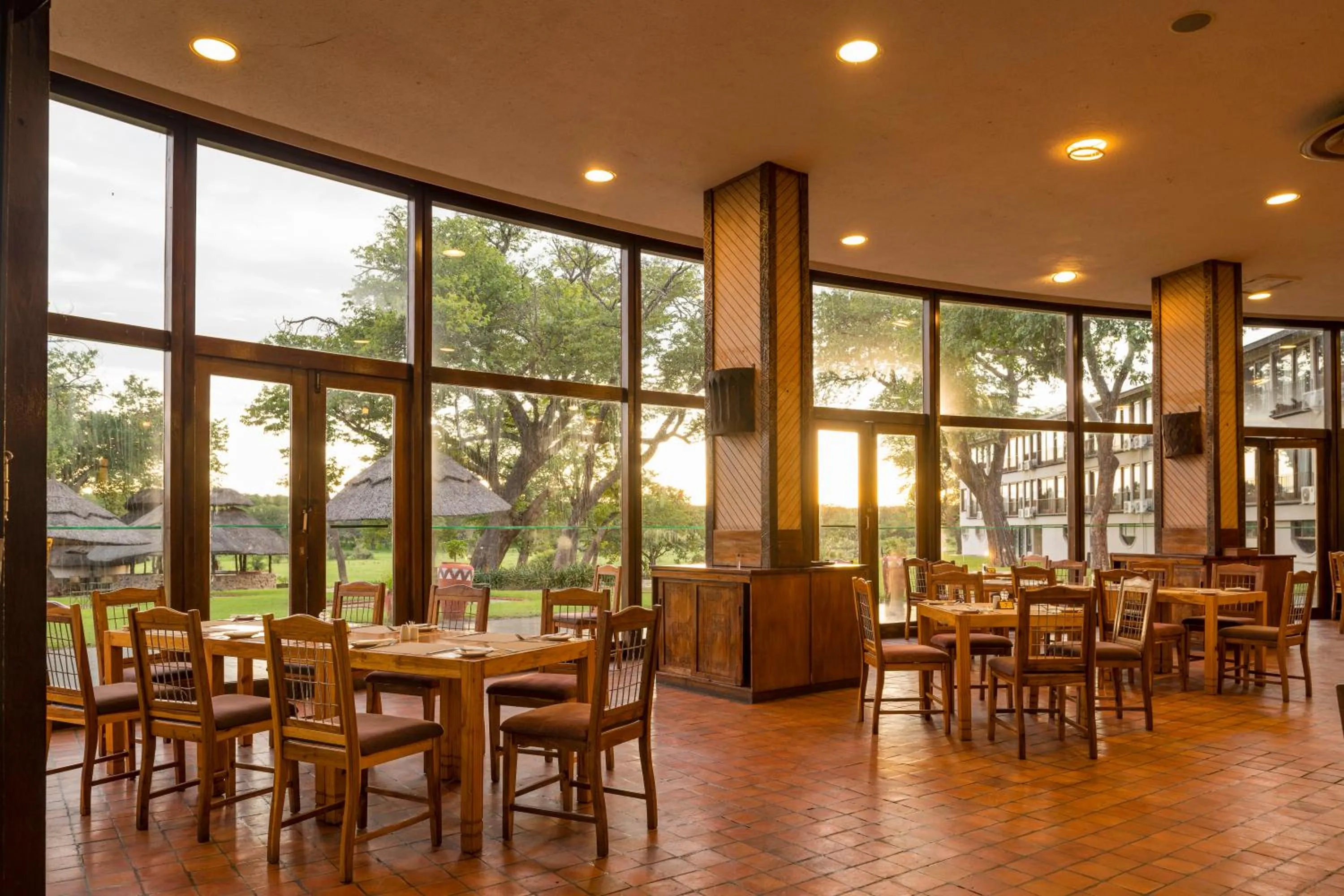 Restaurant/places to eat in Hwange Safari Lodge