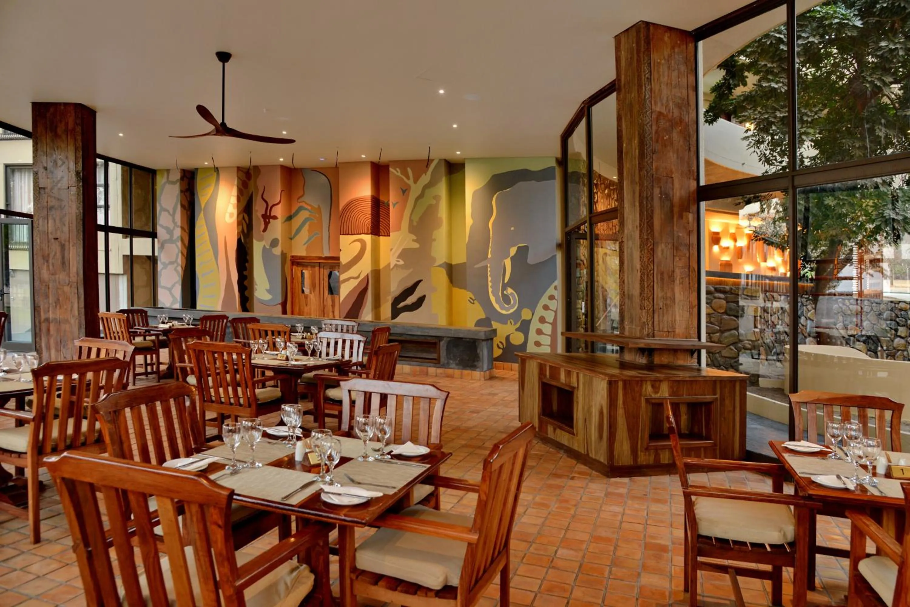 Restaurant/places to eat in Hwange Safari Lodge