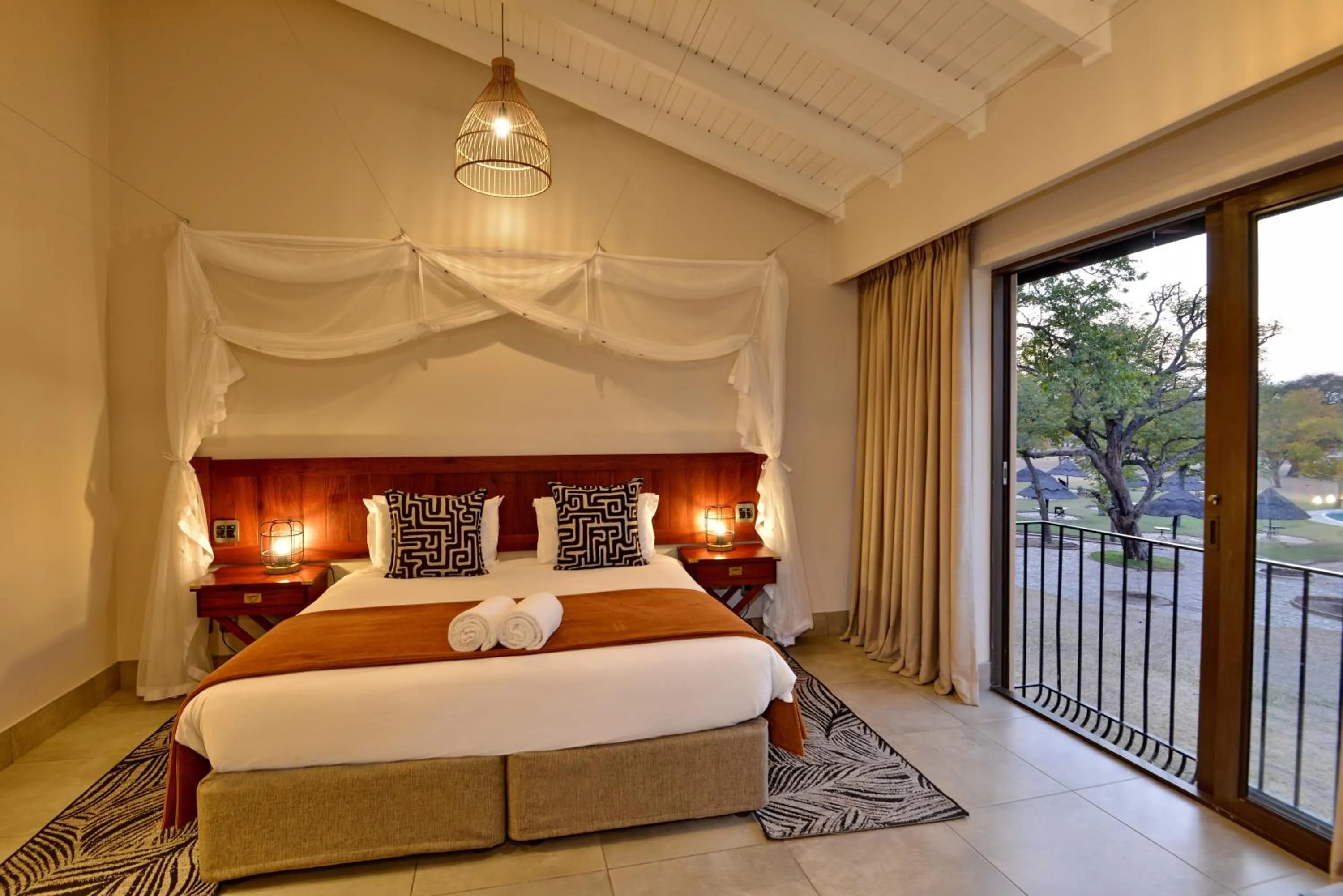 Bedroom, Bed in Hwange Safari Lodge