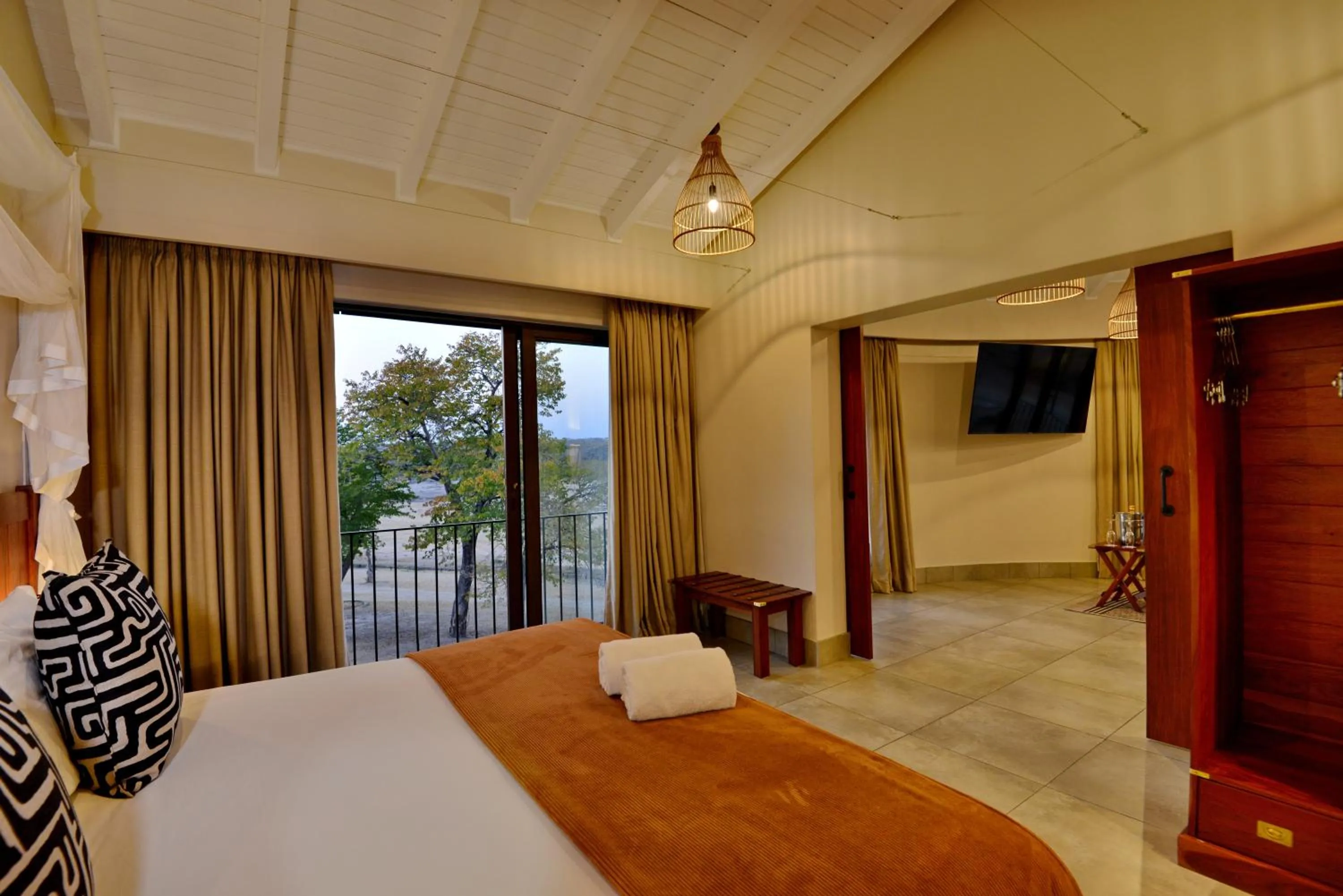 Bedroom, Bed in Hwange Safari Lodge