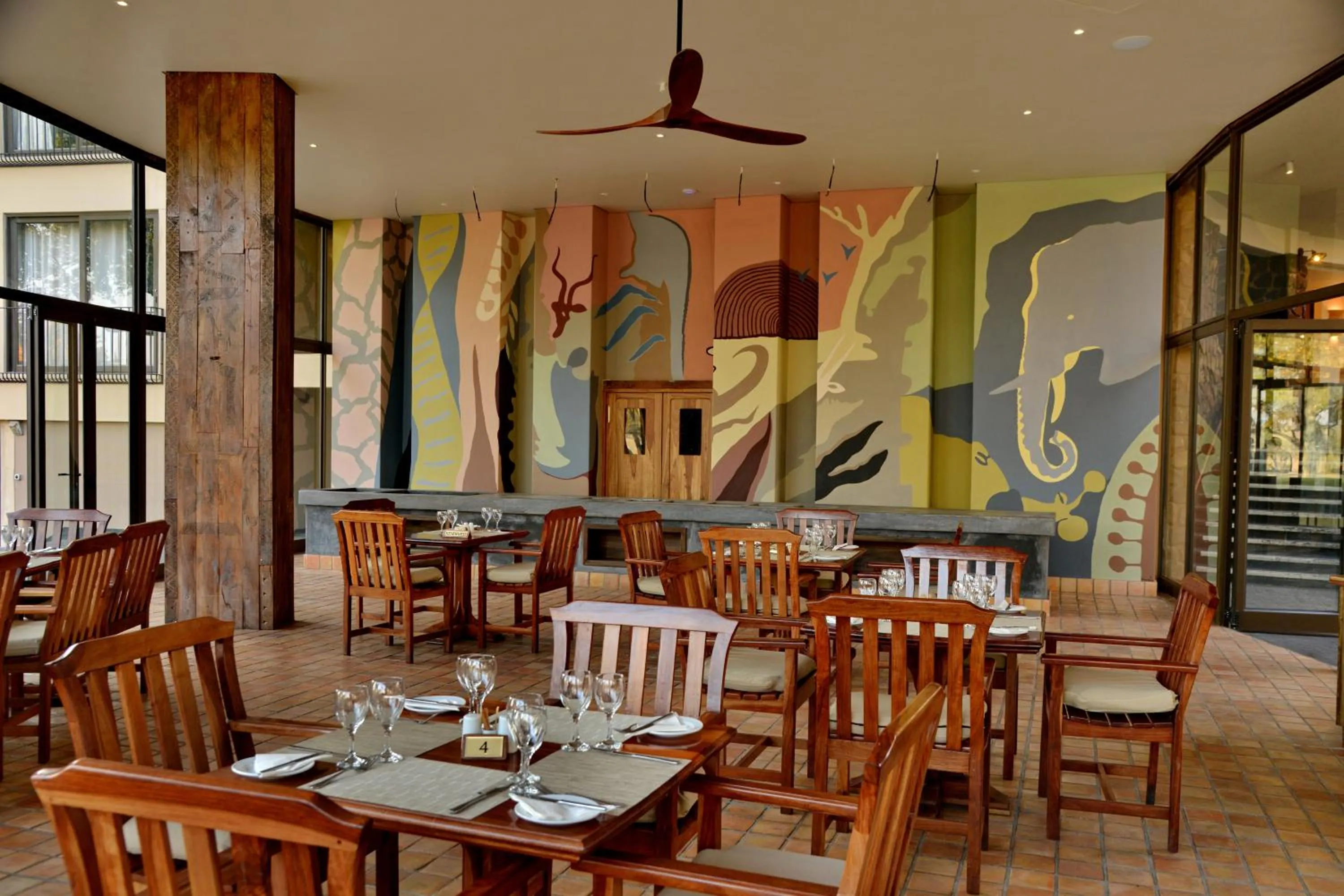 Restaurant/places to eat in Hwange Safari Lodge