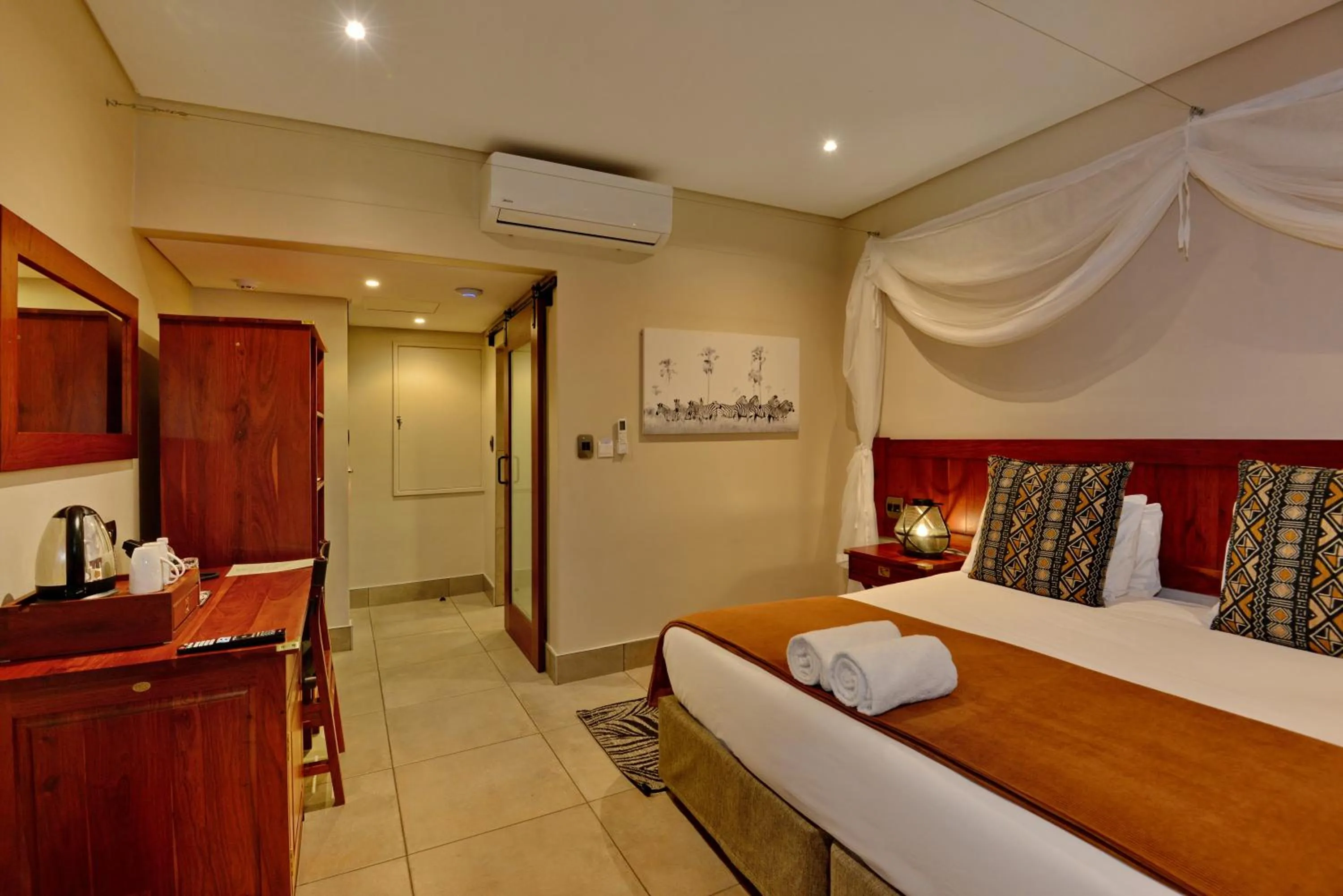 Bedroom, Bed in Hwange Safari Lodge