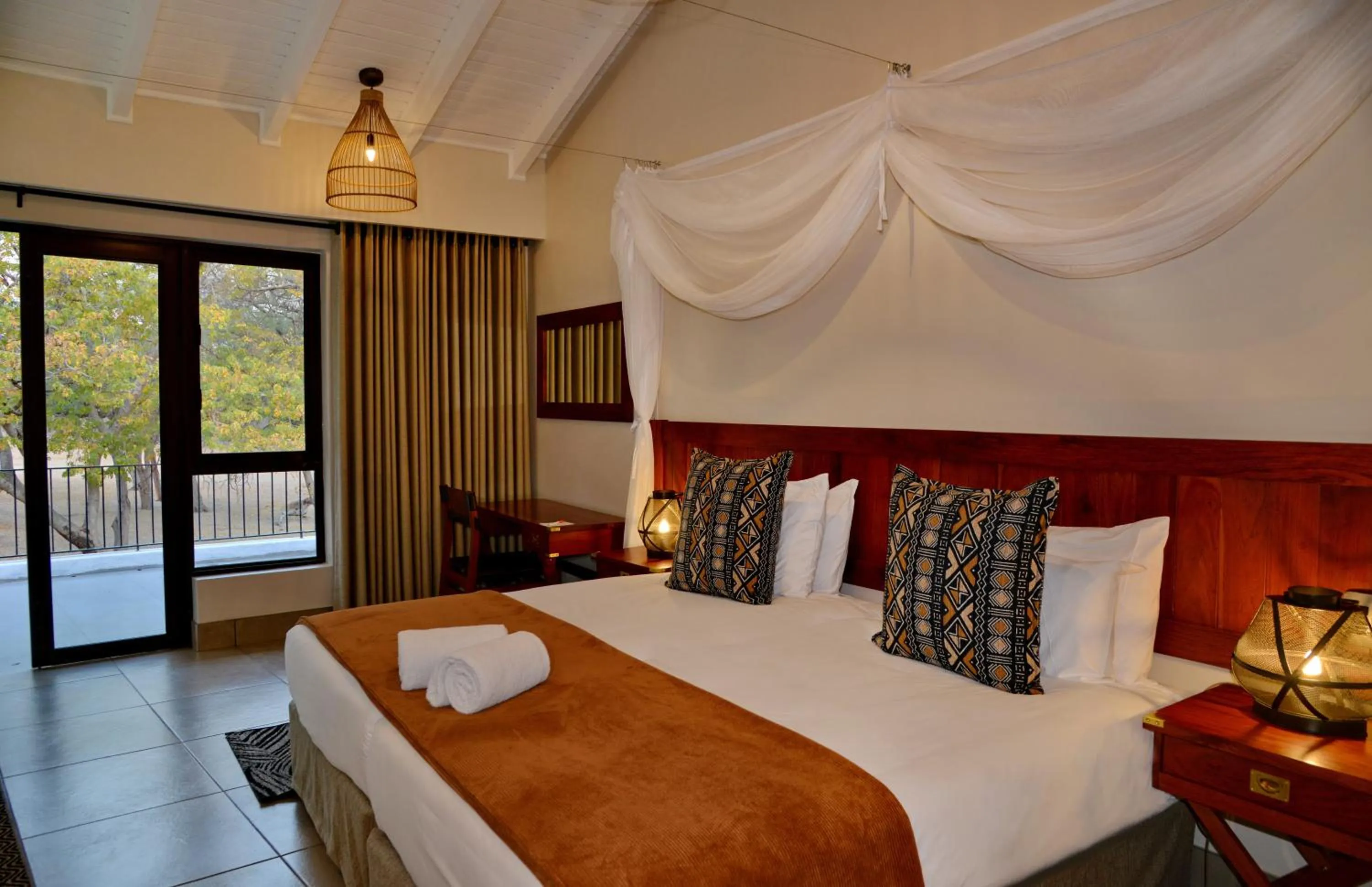 Bedroom, Bed in Hwange Safari Lodge
