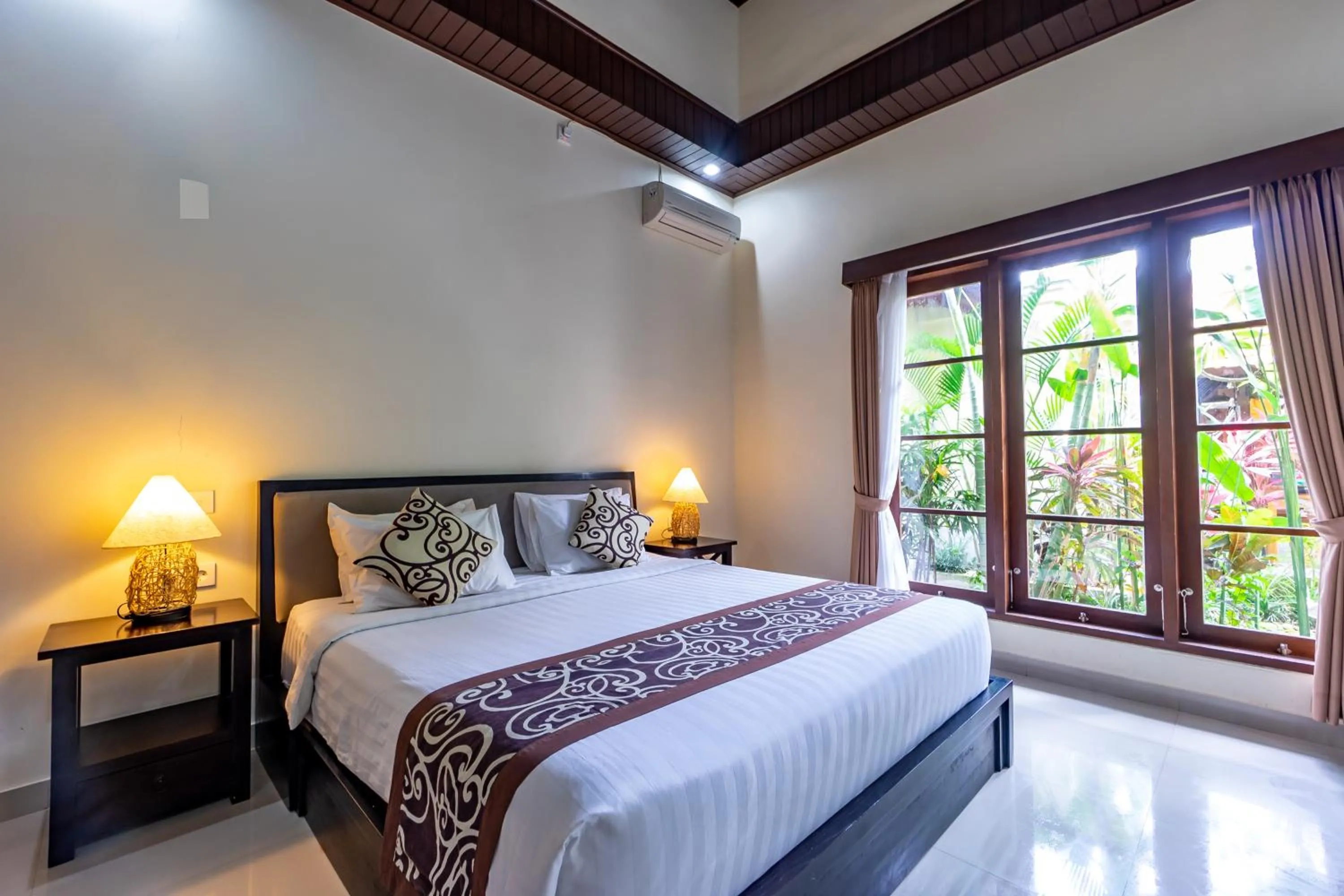 Photo of the whole room, Bed in Gatra Ubud Inn