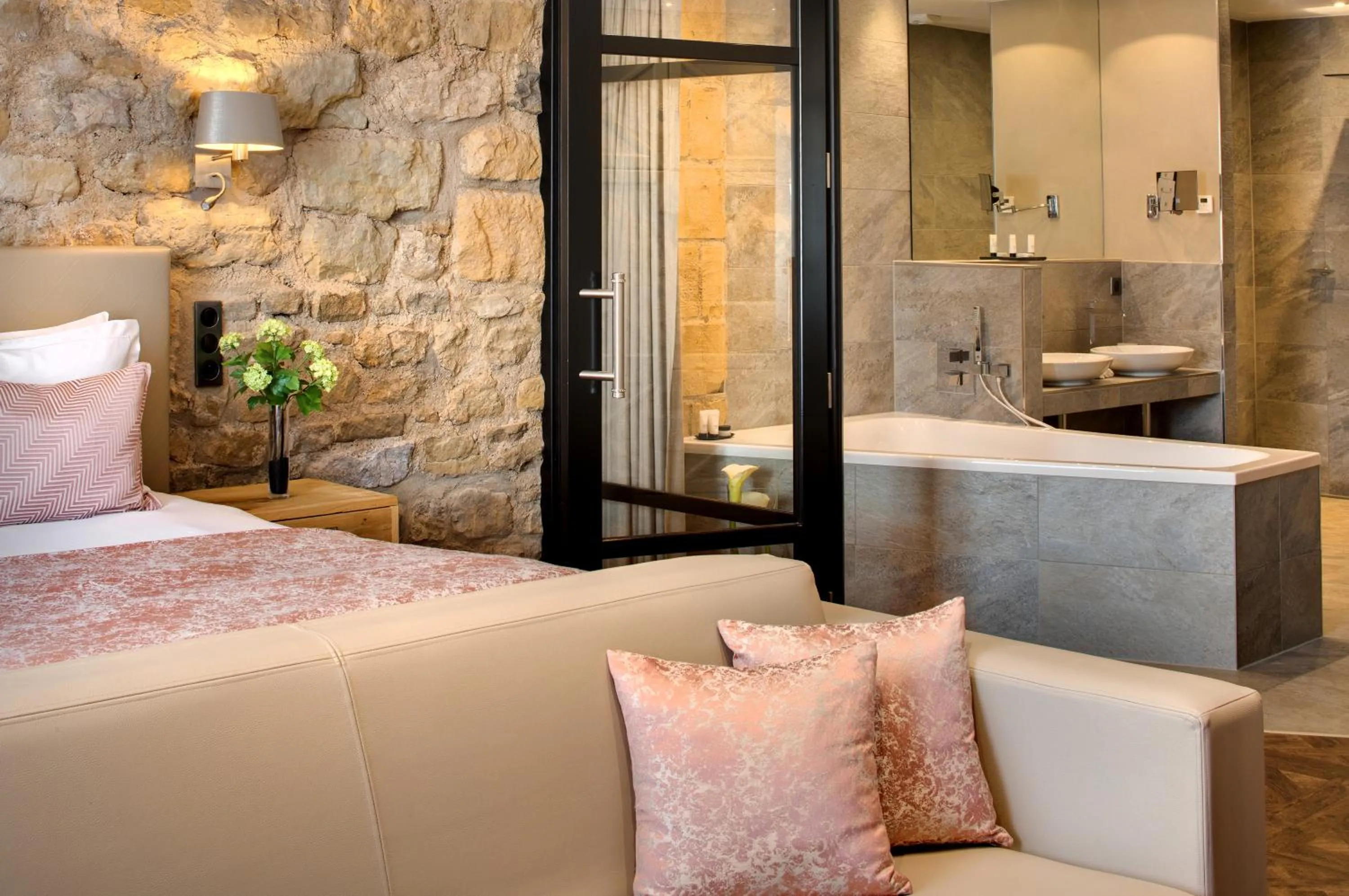 Photo of the whole room, Bed in Domaine de la Klauss & Spa, Restaurant Gastronomique Le K