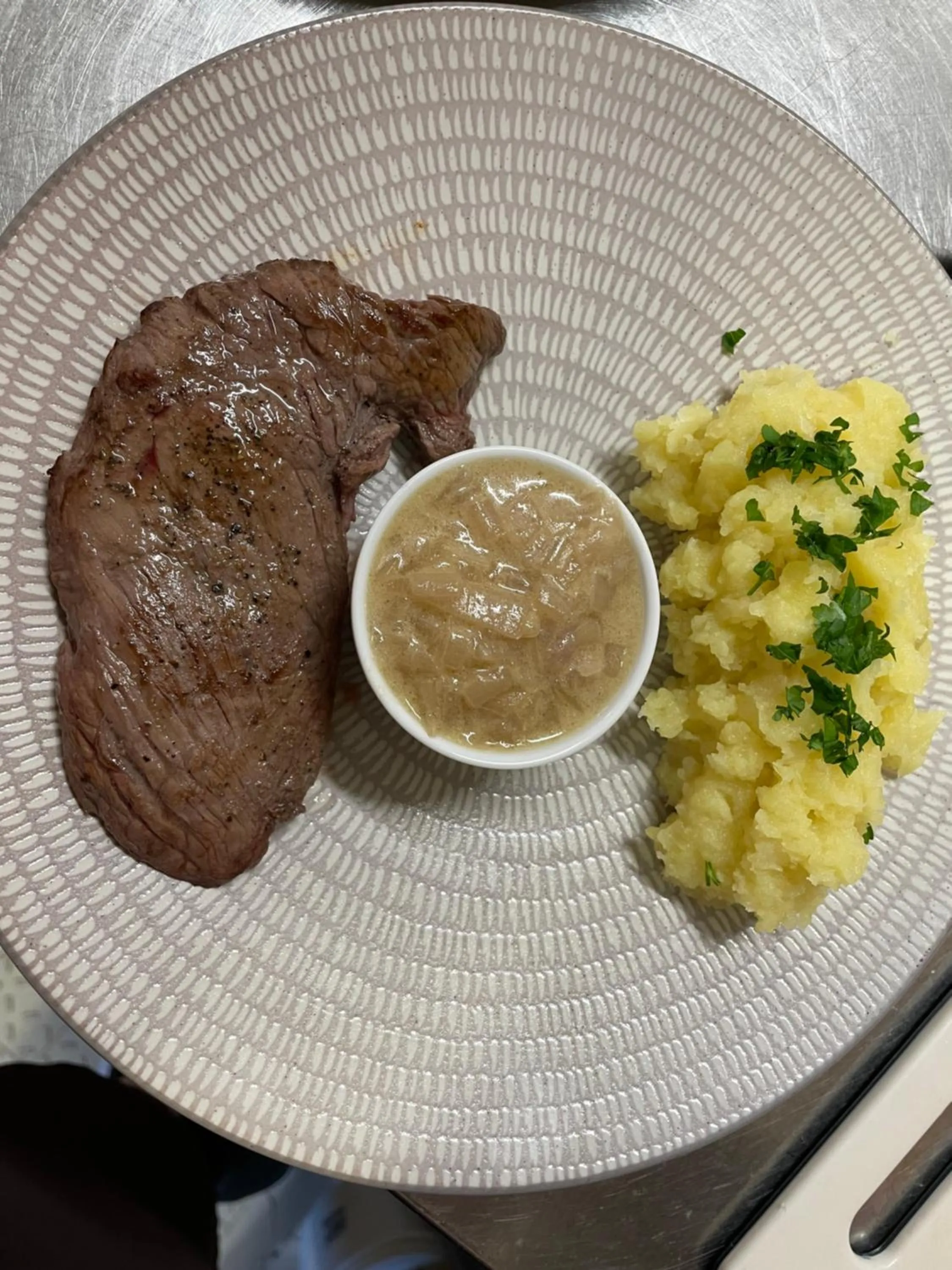 Restaurant/places to eat in Château Lou Cante Perdrix