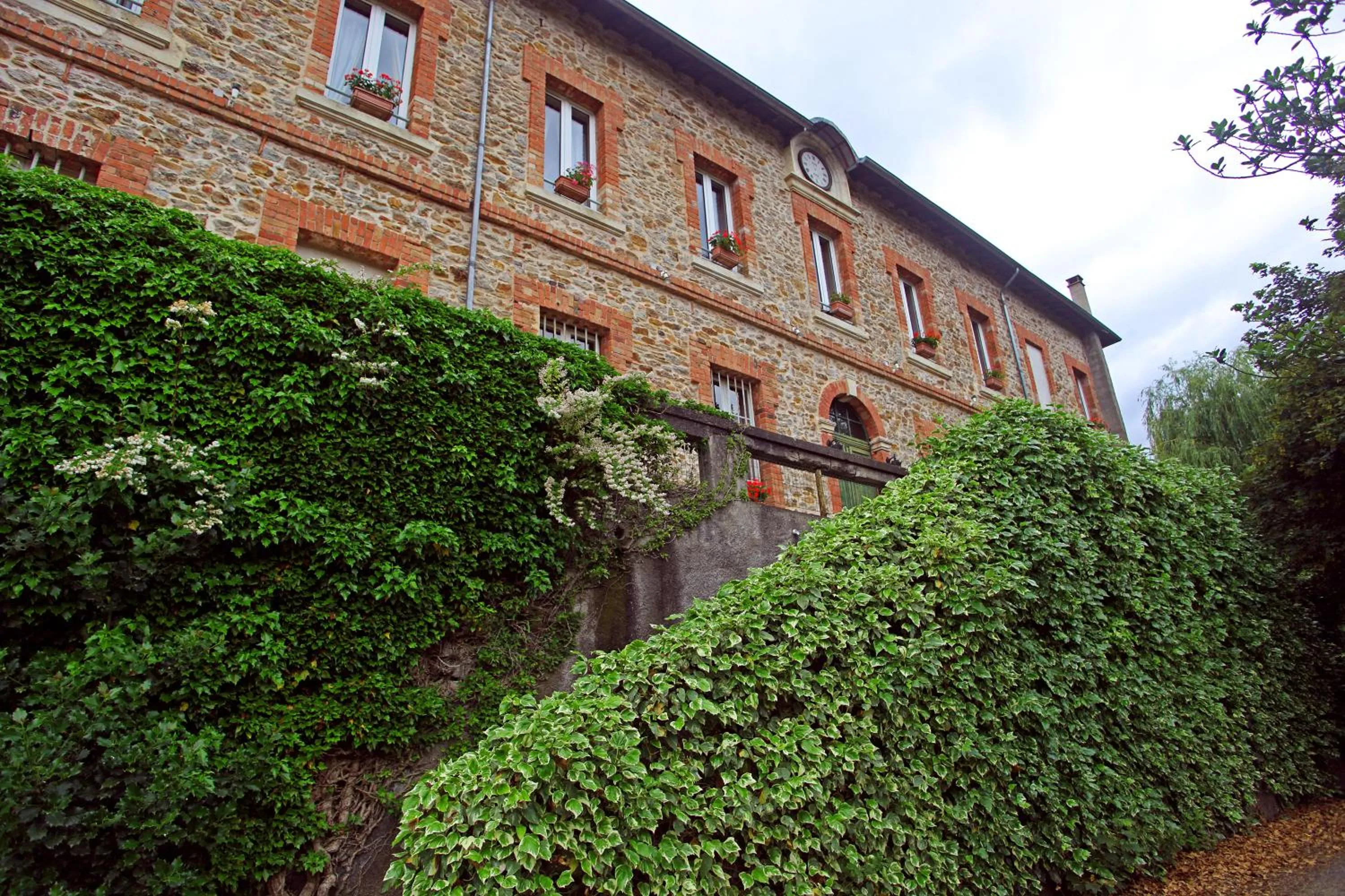 Property building in Château Lou Cante Perdrix