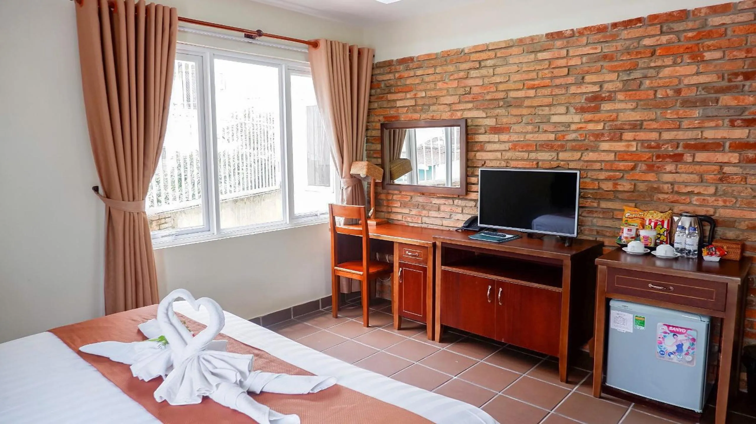 TV and multimedia, Bed in Ananas Family Hotel