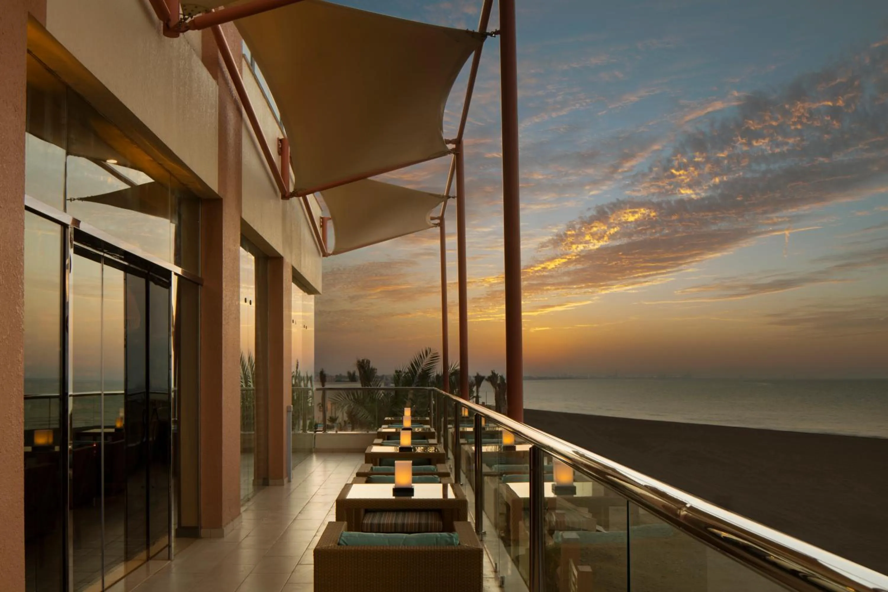 Lounge or bar in Radisson Blu Hotel & Resort, Sohar