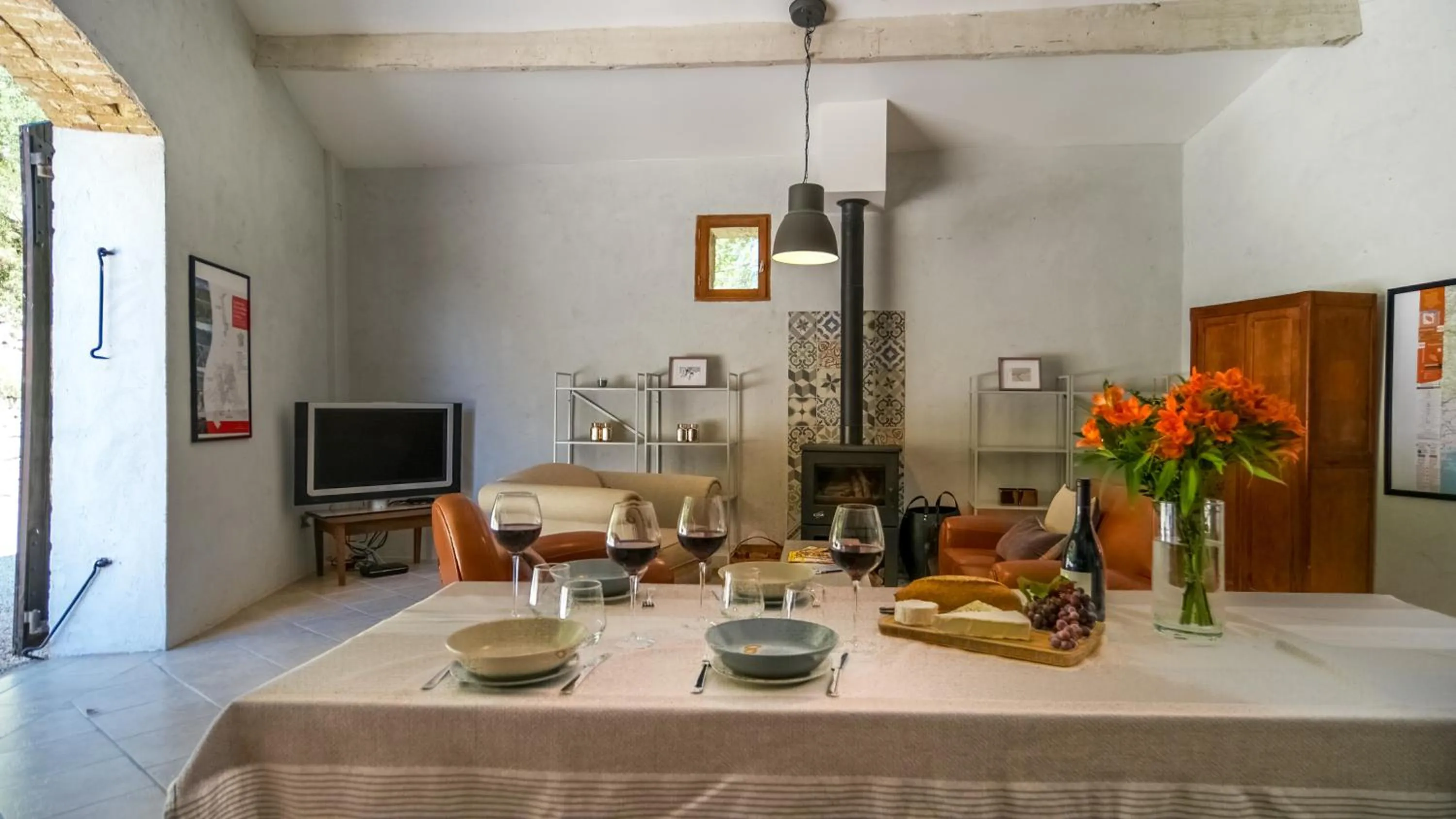 Communal lounge/ TV room in La Ferme Des Belugues