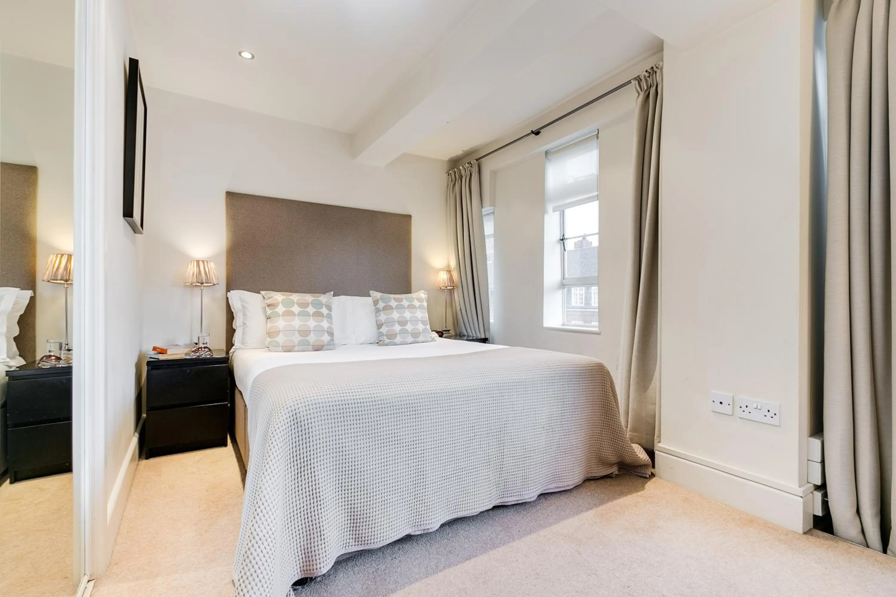 Bedroom, Bed in Nell Gwynn Chelsea Accommodation