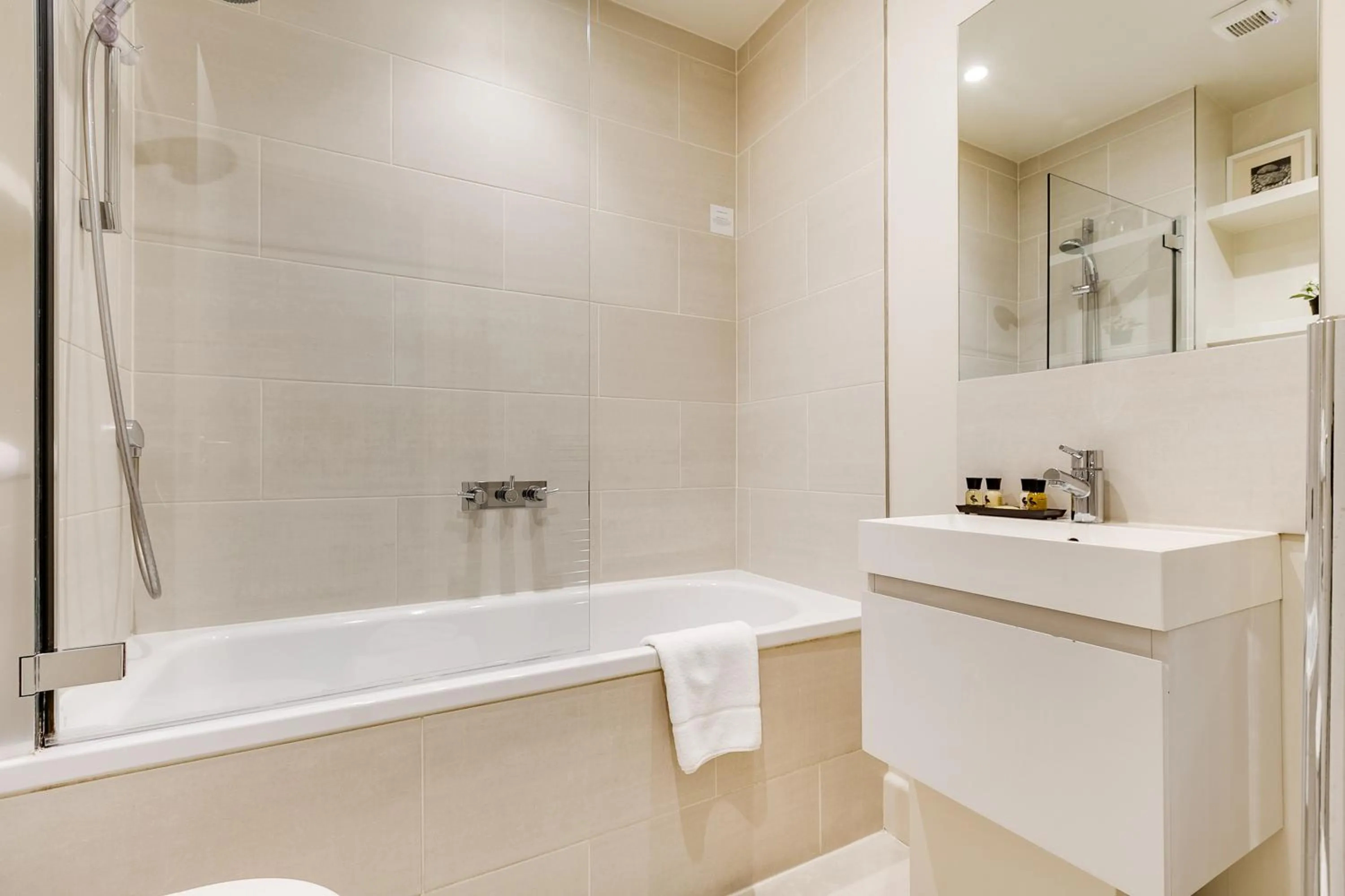 Bathroom in Nell Gwynn Chelsea Accommodation