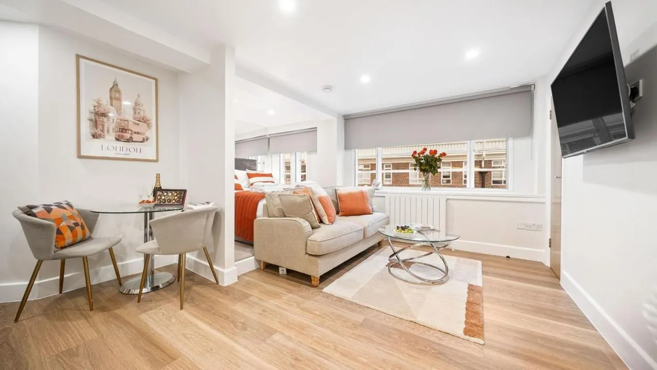 Bed in Nell Gwynn Chelsea Accommodation