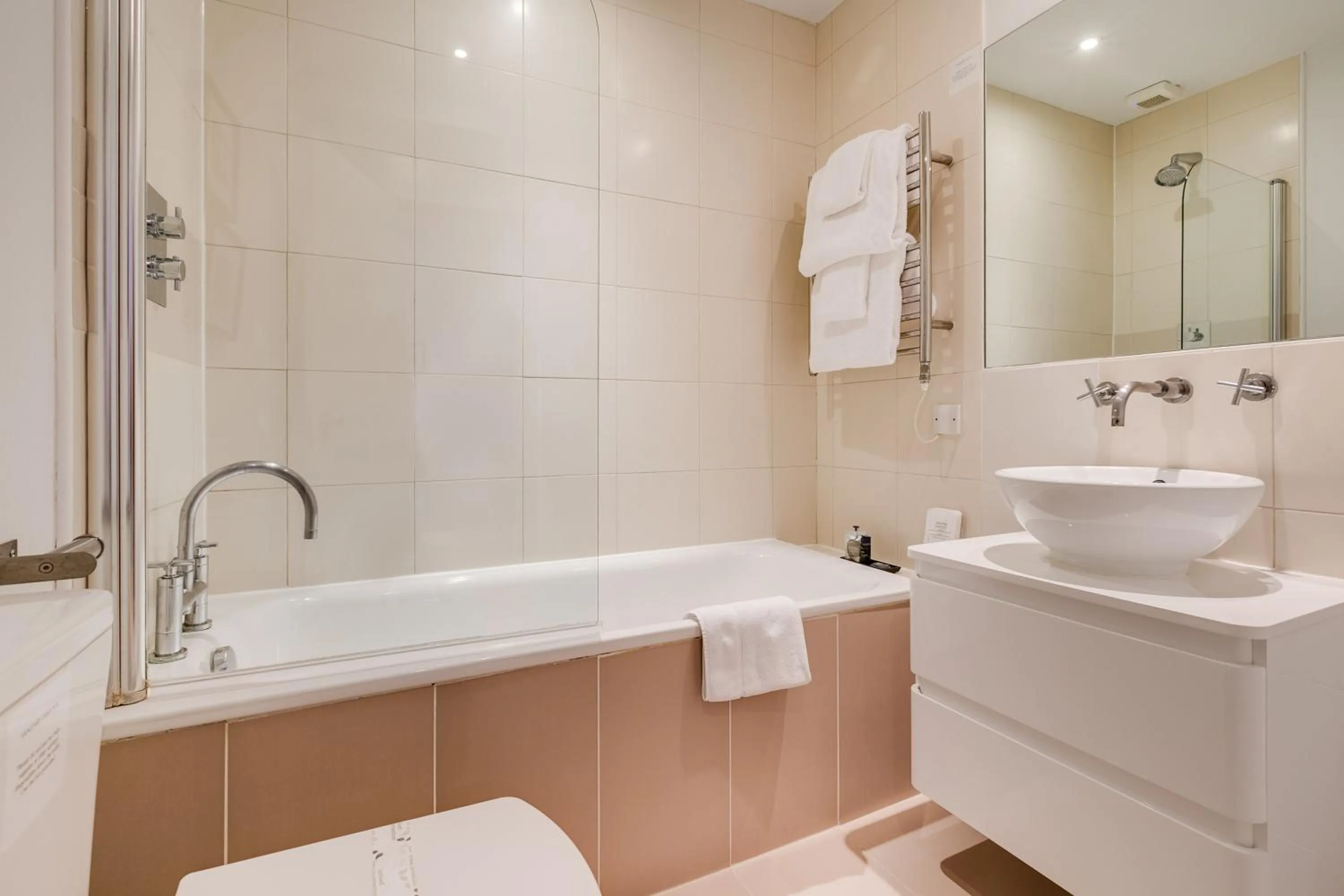 Bathroom in Nell Gwynn Chelsea Accommodation