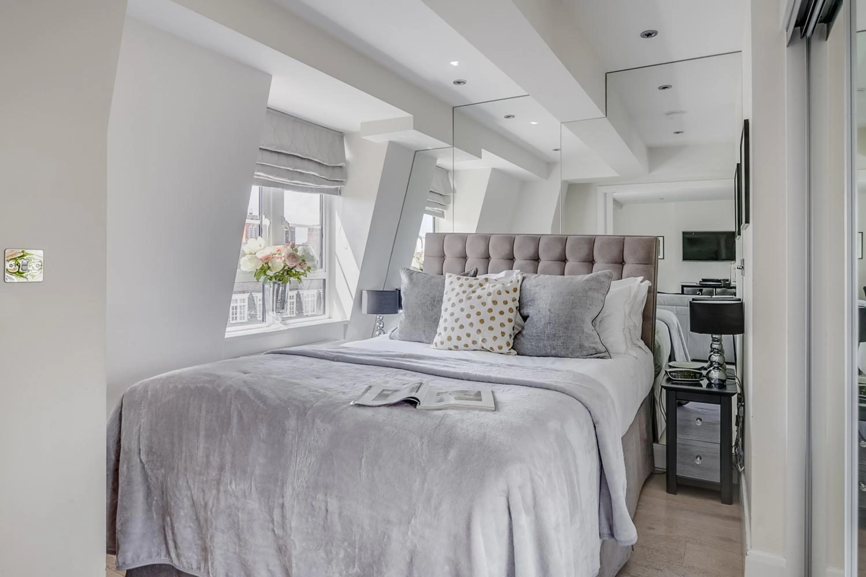 Bed in Nell Gwynn Chelsea Accommodation