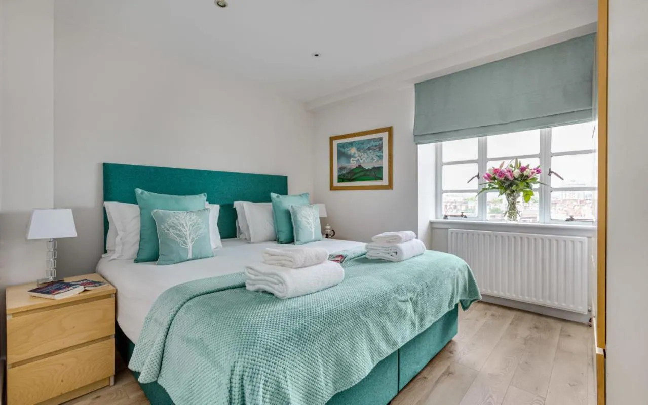 Bed in Nell Gwynn Chelsea Accommodation